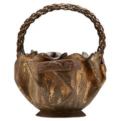 Cesta japonesa Edo/Meiji de bronce dorado con asas de papel plegado y aplicaciones