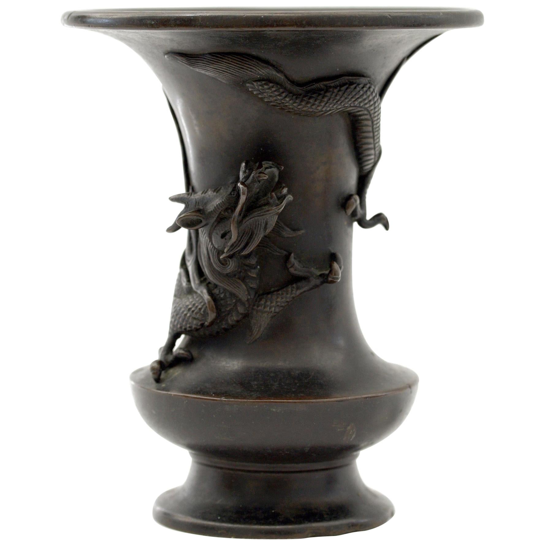 Vase japonais en bronze en forme de dragon en forme de campane signé Edo/Meiji, 19ème siècle