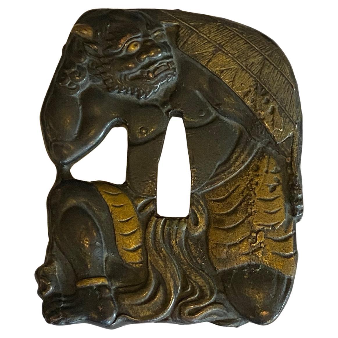 Garde de main d
épée Tsuba japonaise signée Edo Meiji avec design de démon Oni en vente