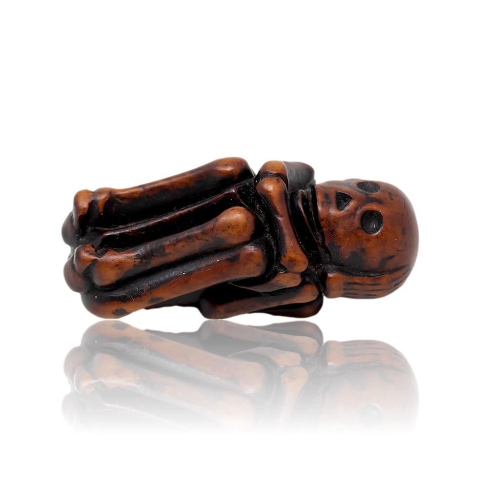 La ponte du fœtus 

De notre collection japonaise, nous avons le plaisir de vous proposer ce Netsuke squelette de la période Edo. Le Netsuke Squelette est sculpté dans du buis et représente un squelette en position fœtale. Le squelette est sculpté