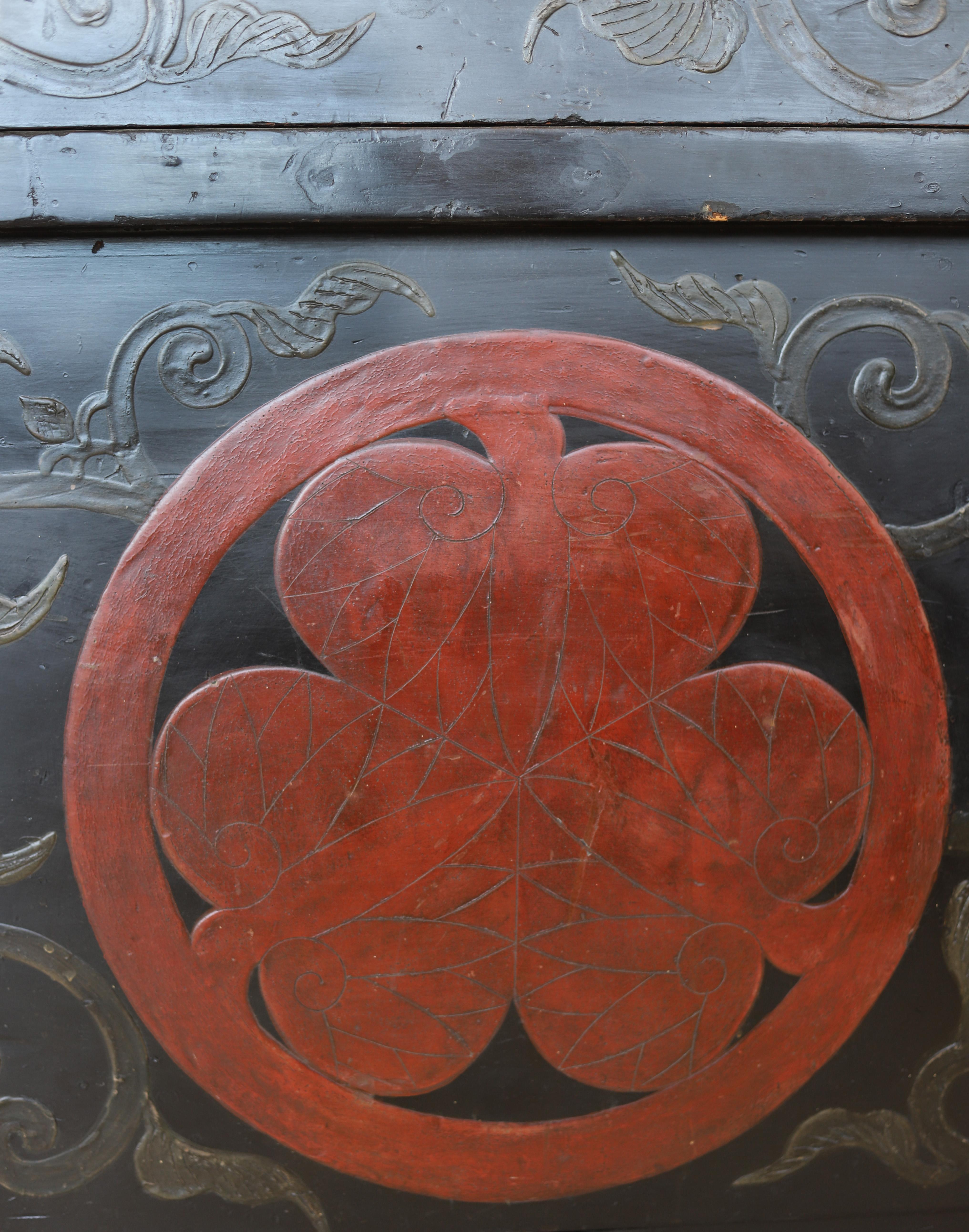 Un coffre japonais Nagamochi est un coffre de rangement traditionnel utilisé depuis des siècles pour ranger les vêtements, la literie et d'autres articles ménagers. 

Cette pièce date de la période Edo (1603-1868), vers 1850. Elle est finie en laque