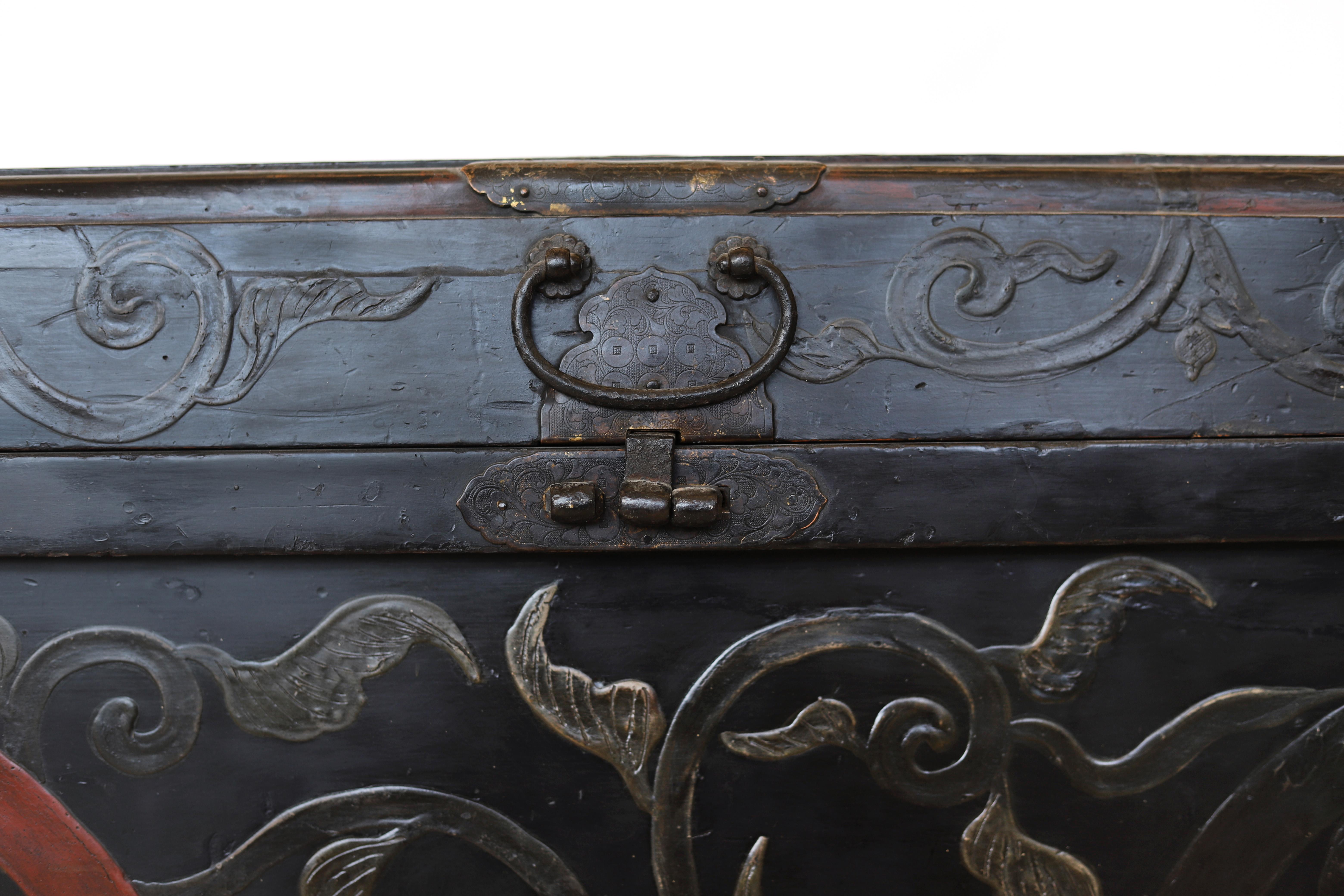 Japonais Nagamochi japonais de la période Edo du 19e siècle - Coffre de mariage avec décorations en laque en vente