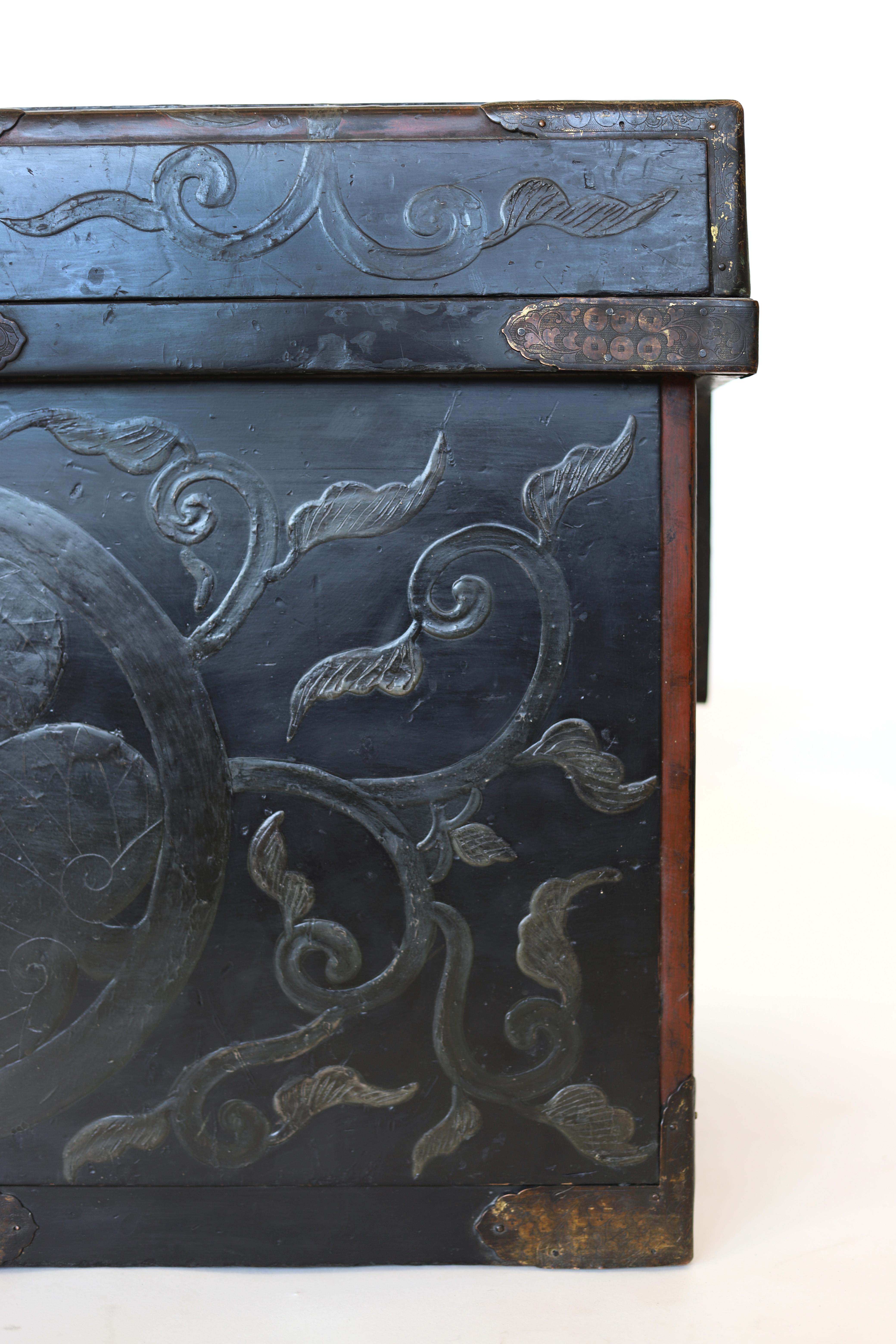 Nagamochi japonais de la période Edo du 19e siècle - Coffre de mariage avec décorations en laque Bon état - En vente à New York, NY