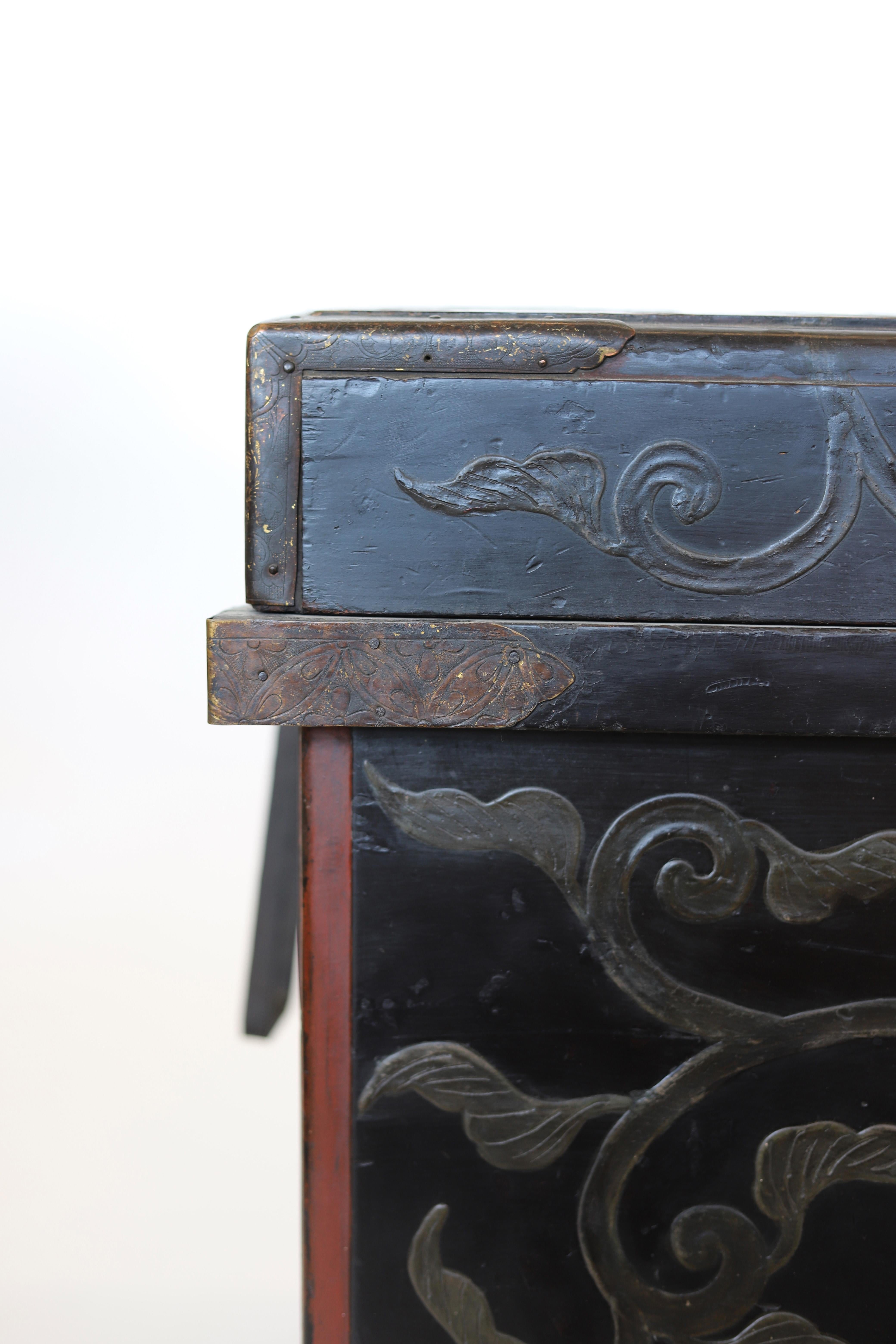 XIXe siècle Nagamochi japonais de la période Edo du 19e siècle - Coffre de mariage avec décorations en laque en vente