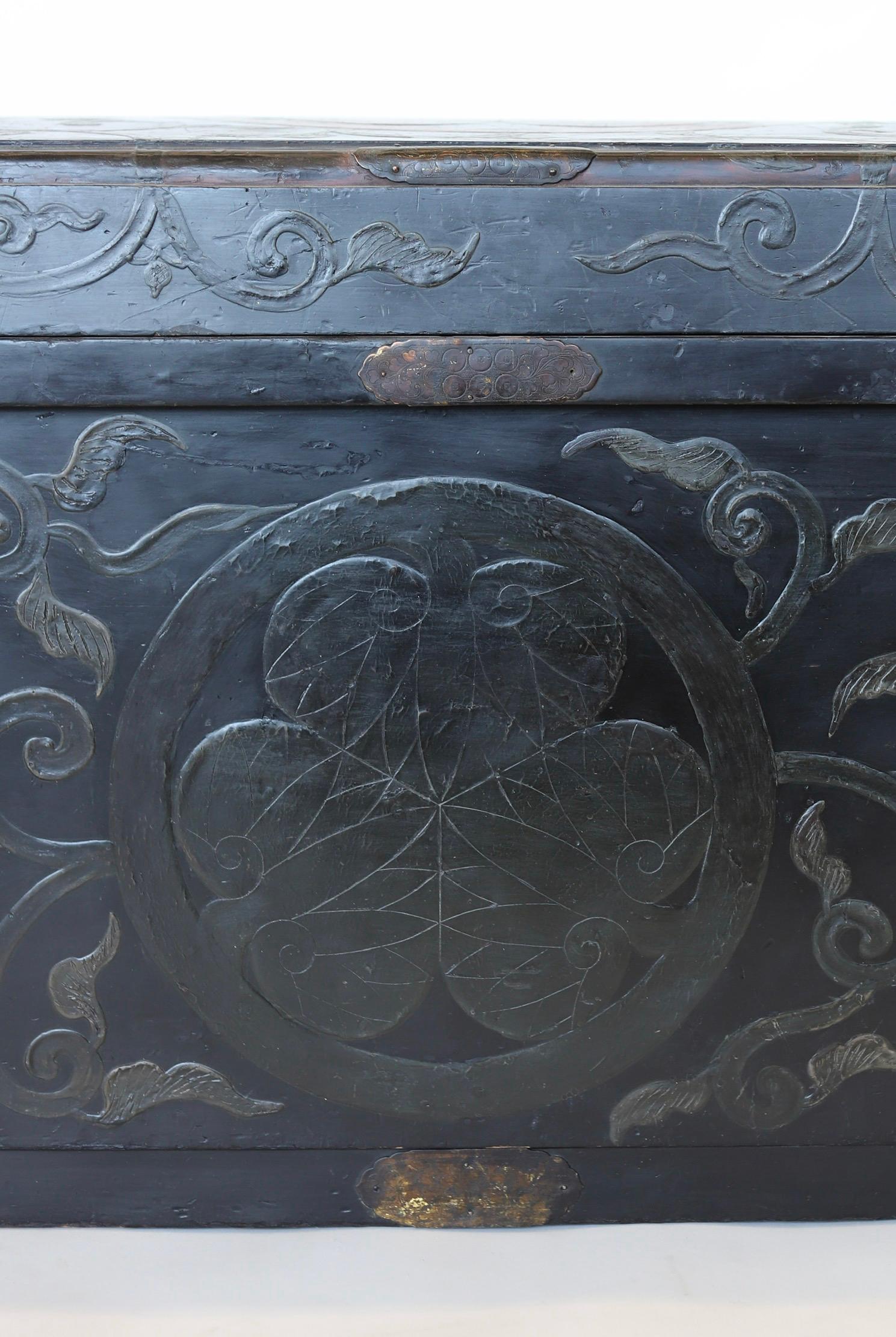 Bois Nagamochi japonais de la période Edo du 19e siècle - Coffre de mariage avec décorations en laque en vente