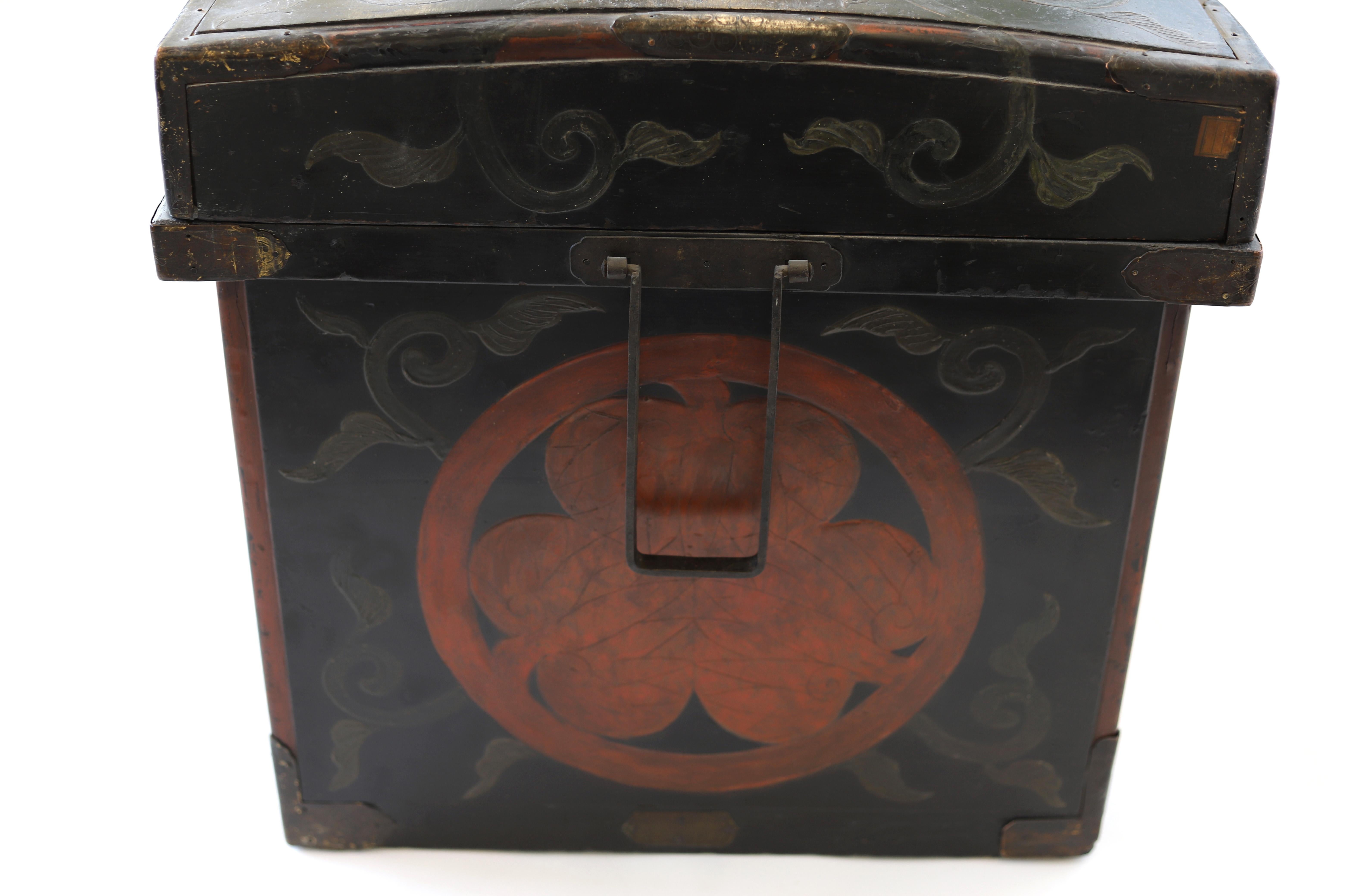 Nagamochi japonais de la période Edo du 19e siècle - Coffre de mariage avec décorations en laque en vente 1