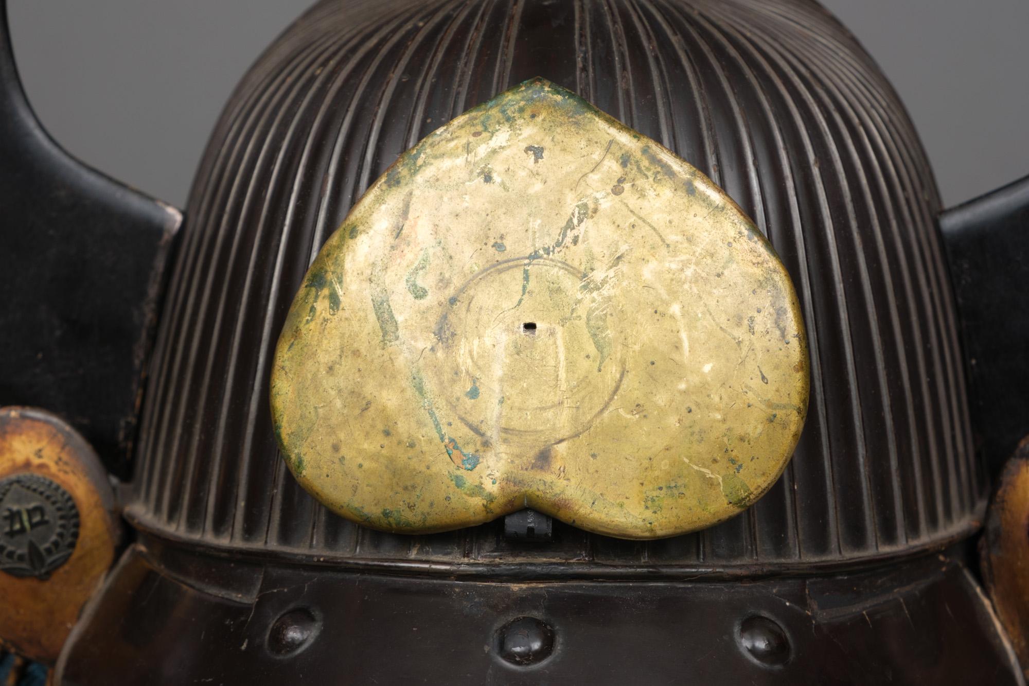 Japanese Edo-Period 62-Plate Kabuto 兜 'Helmet' with Long Lacquer Wakidate In Good Condition In Amsterdam, NL