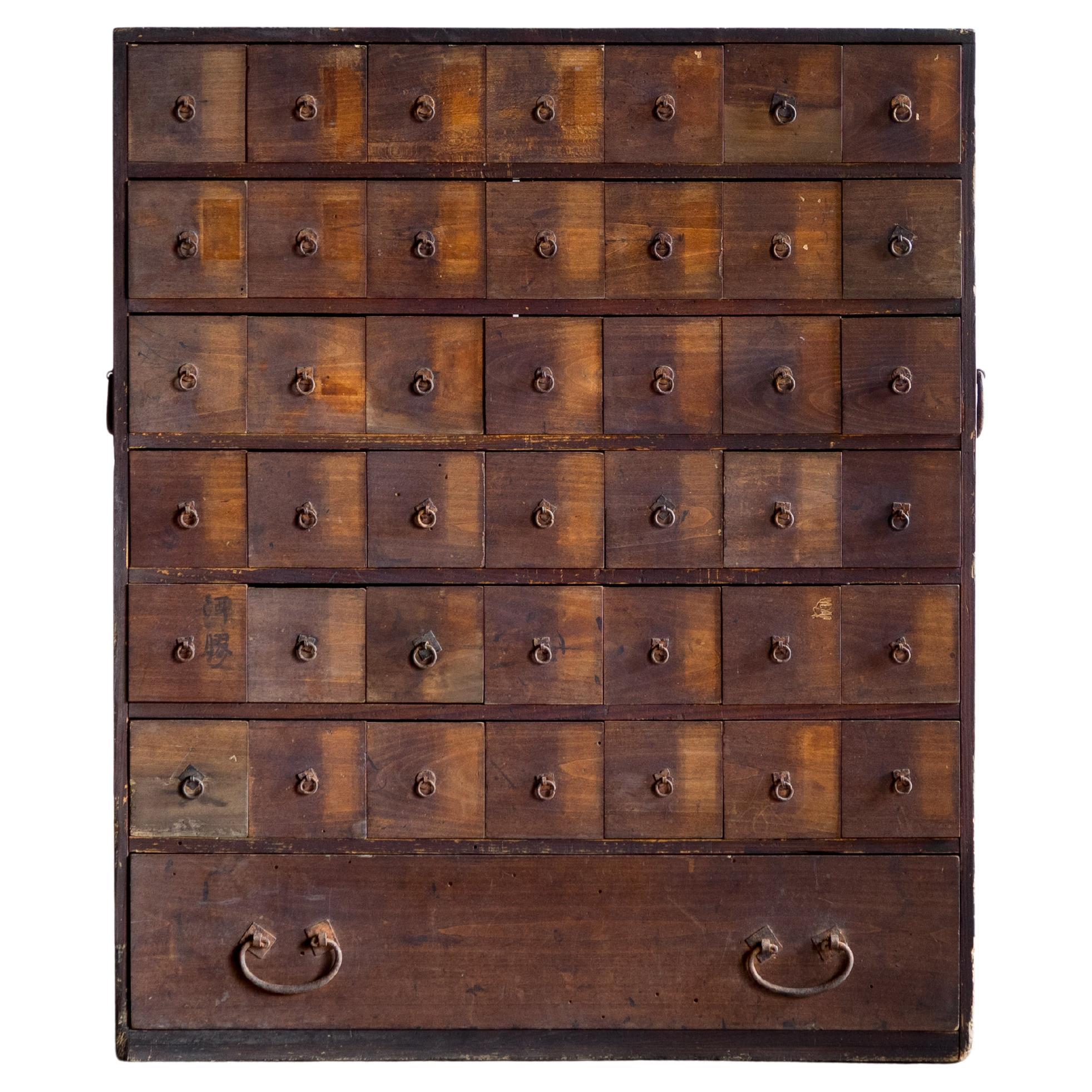 Japanische Apothekertruhe (Tansu) aus der Edo-Zeit, Kaei 1 (1848), Wabi-Sabi