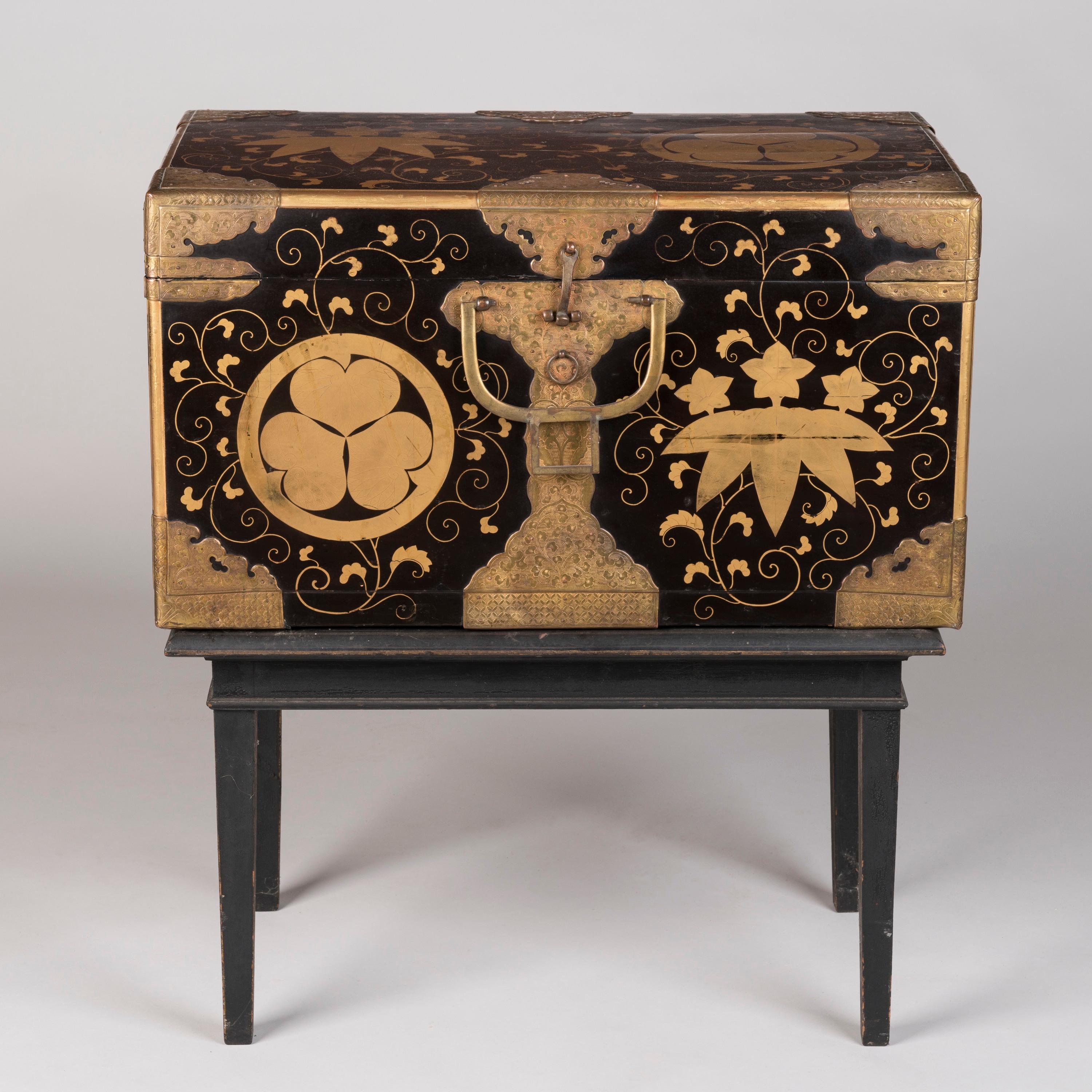 A Fine Black & Gold Lacquer 
Japanese Nagamochi Trunk

With Family Crests of the Tokugawa and Minamoto Clans

Of rectangular form, the storage trunk covered on all sides with hiramaki-e Japanese lacquer work in low relief and embellished with gilded