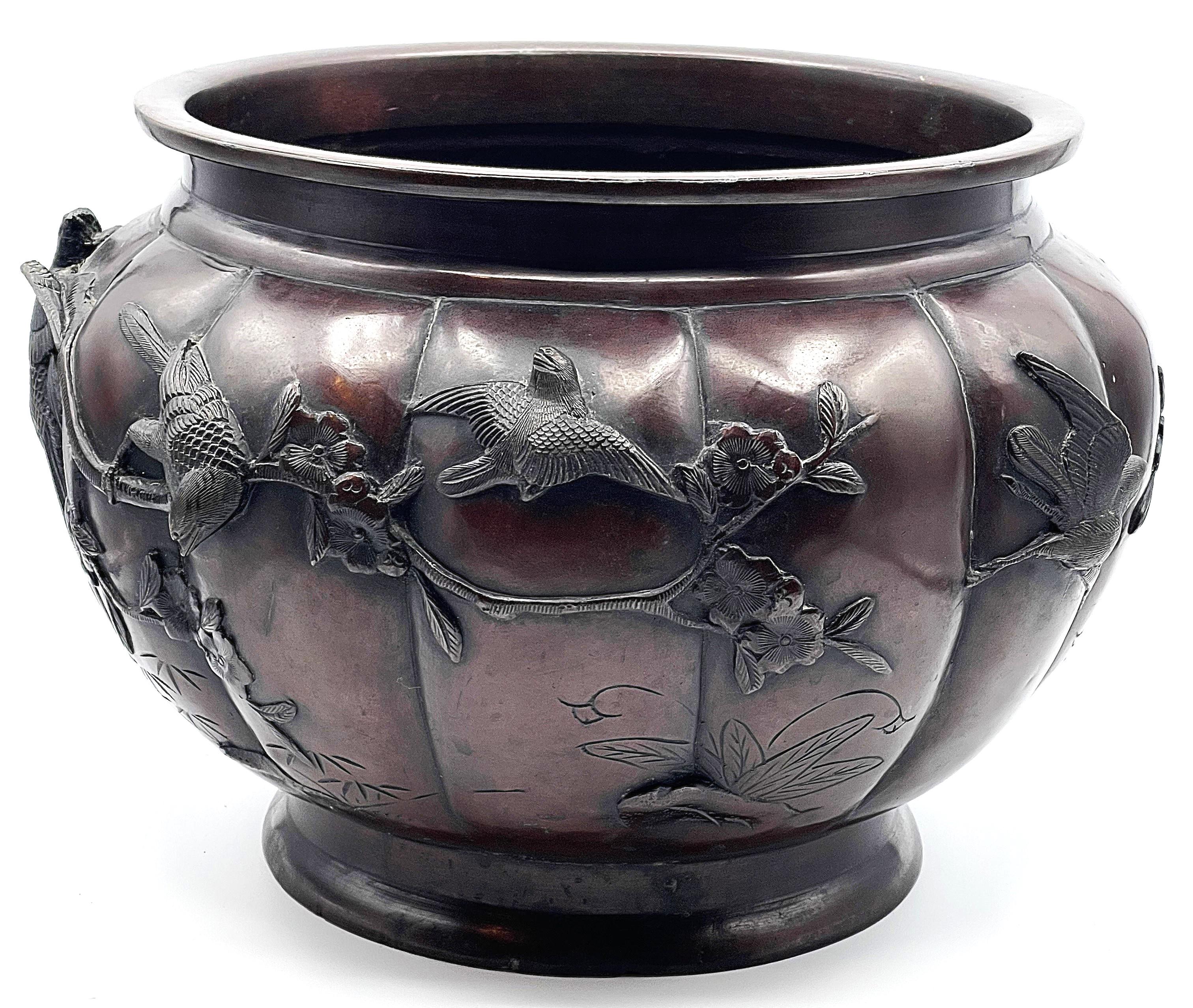 #350 

Jardinera japonesa de bronce del periodo Edo con pájaros y cerezo en flor, S. XIX

DIMENSIONES:
Altura: 15 cm
Diámetro: 30 cm

DETALLES
Periodo Edo (1603-1868)  Periodo Meiji (1868-1912)
Muy buen reparto.
Pátina de bronce rojizo en excelente