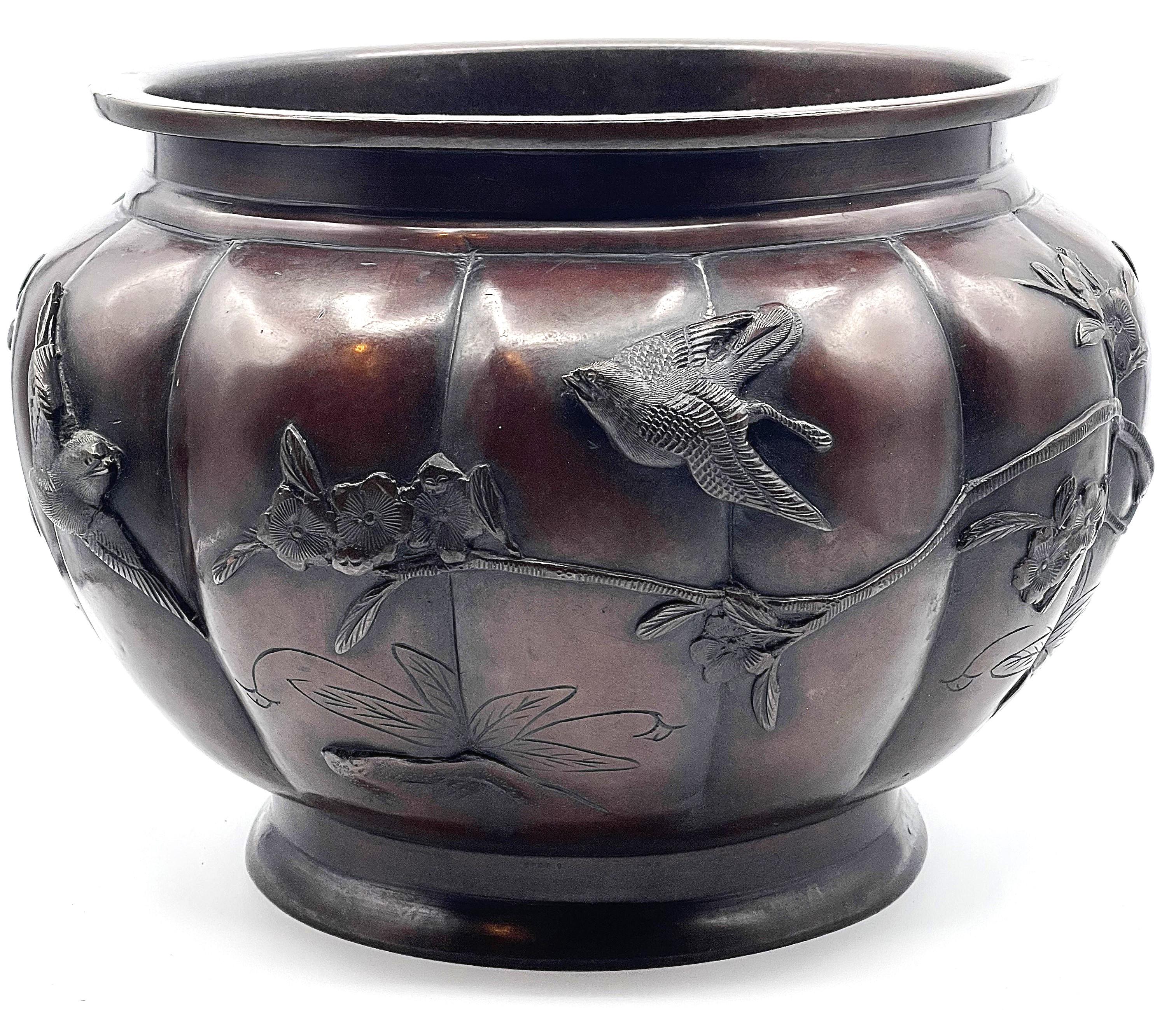 Jardinera japonesa de bronce del periodo Edo con pájaros y cerezo en flor, S. XIX Japonismo en venta