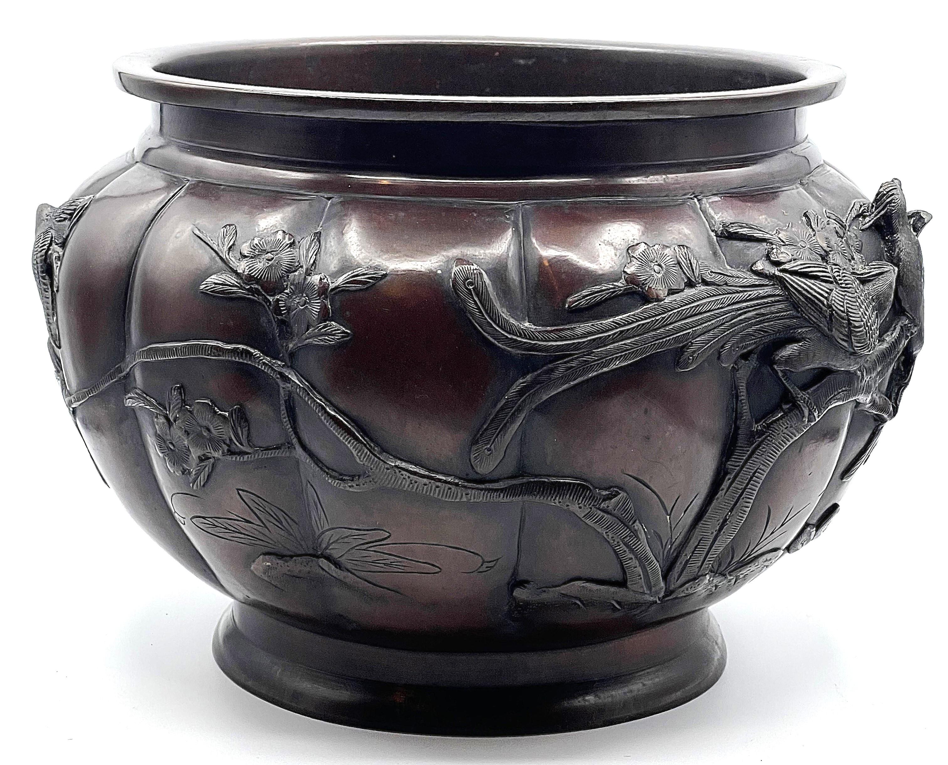 Jardinera japonesa de bronce del periodo Edo con pájaros y cerezo en flor, S. XIX Japonés en venta