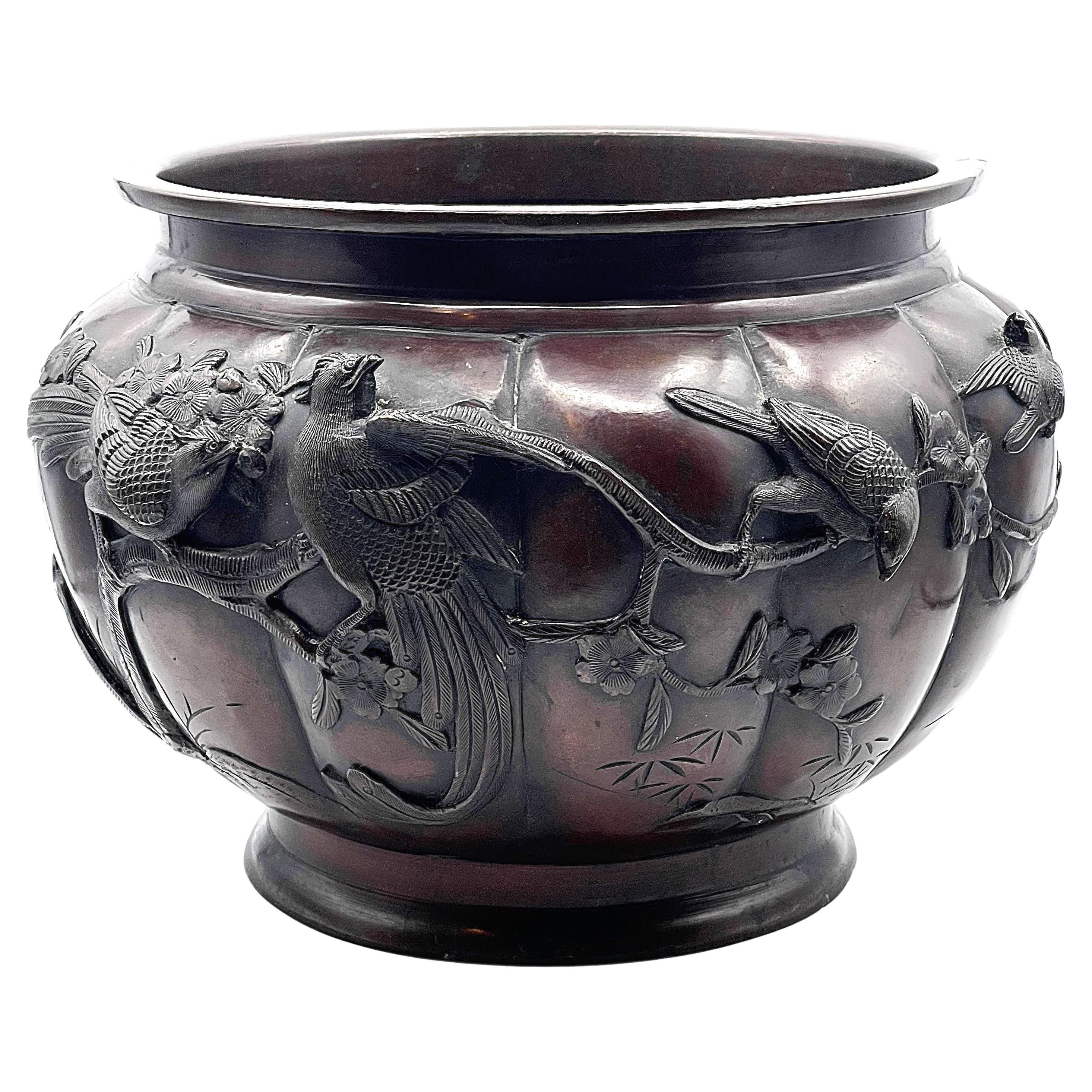 Jardinera japonesa de bronce del periodo Edo con pájaros y cerezo en flor, S. XIX en venta