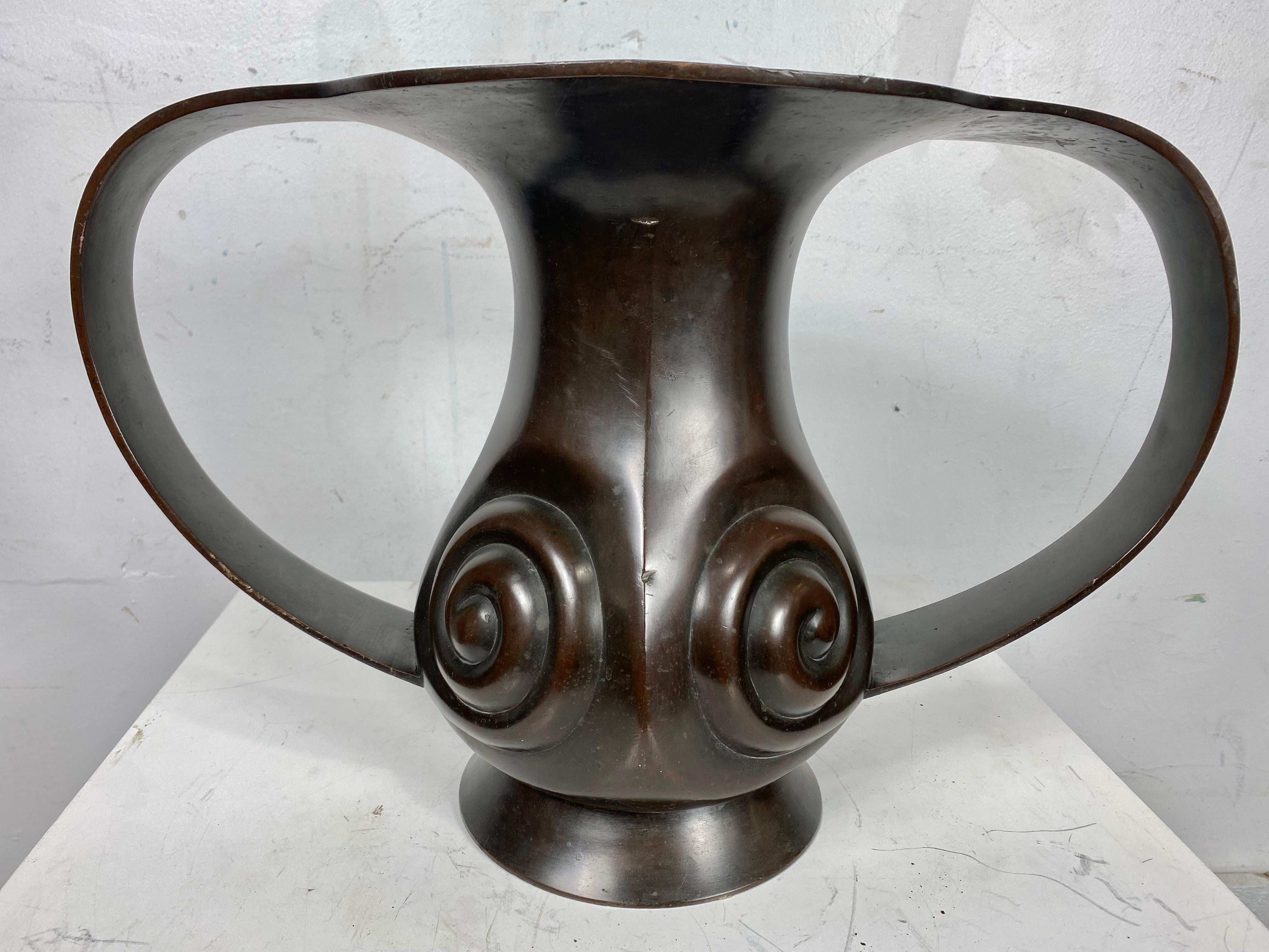 Vase japonais en bronze de la période Edo en forme de poignée volante de Mimikuchi Bon état - En vente à Buffalo, NY