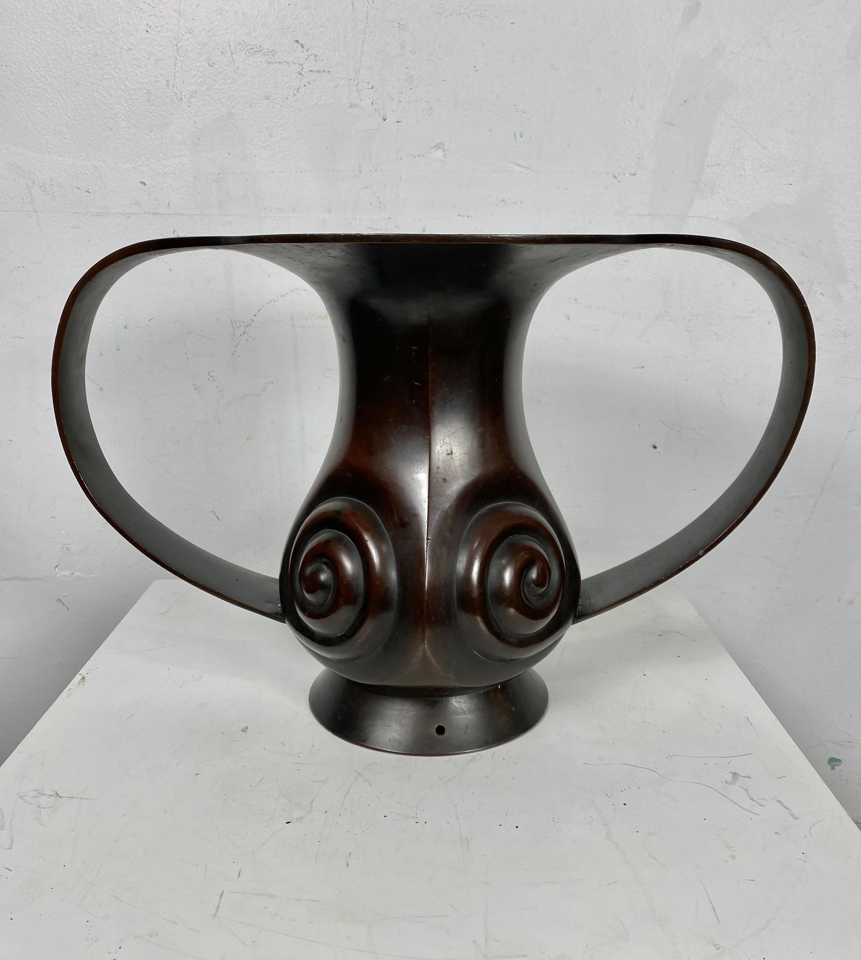 Japanese Edo Period Bronze Vase of Mimikuchi Flying Handle Form For Sale 4