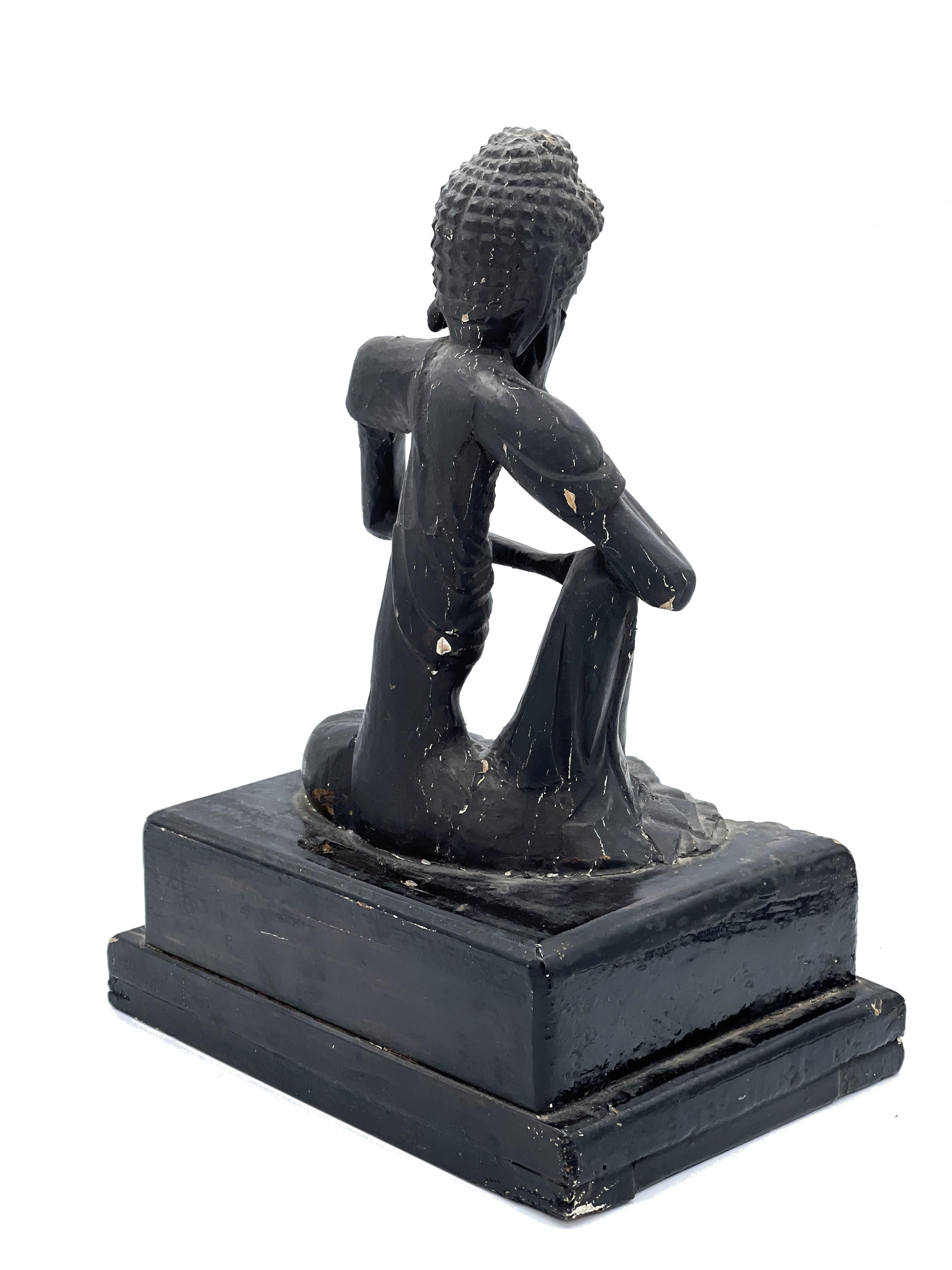 Buddha seduto del digiuno intagliato del periodo Edo giapponese, 18° C./inizio 19° C. In condizioni buone in vendita a New York, NY