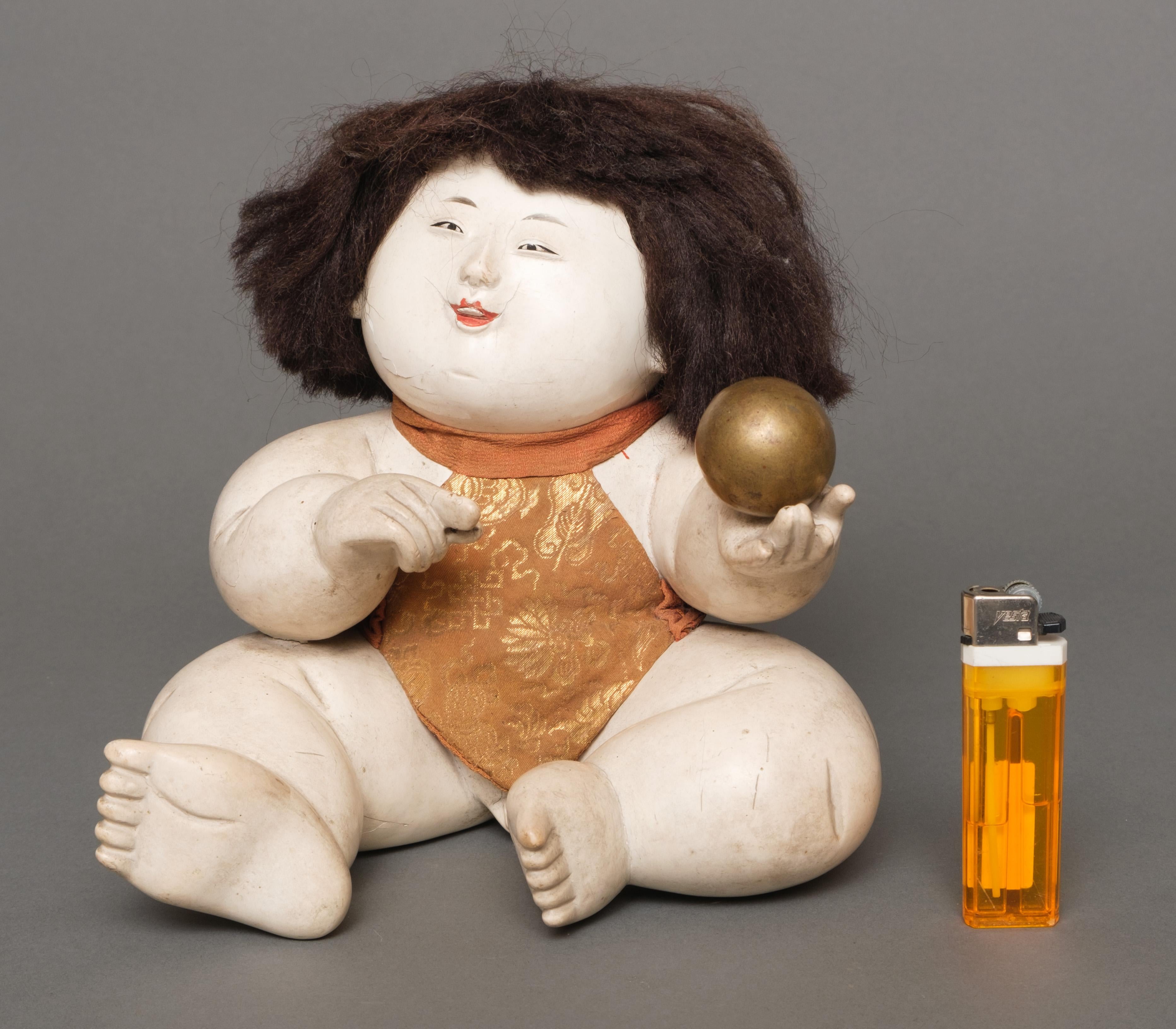Japanische gosho'ningyô 御所人形 (Palastpuppe) aus der Edo-Zeit mit einem molligen, sitzenden Kind (Handgeschnitzt) im Angebot