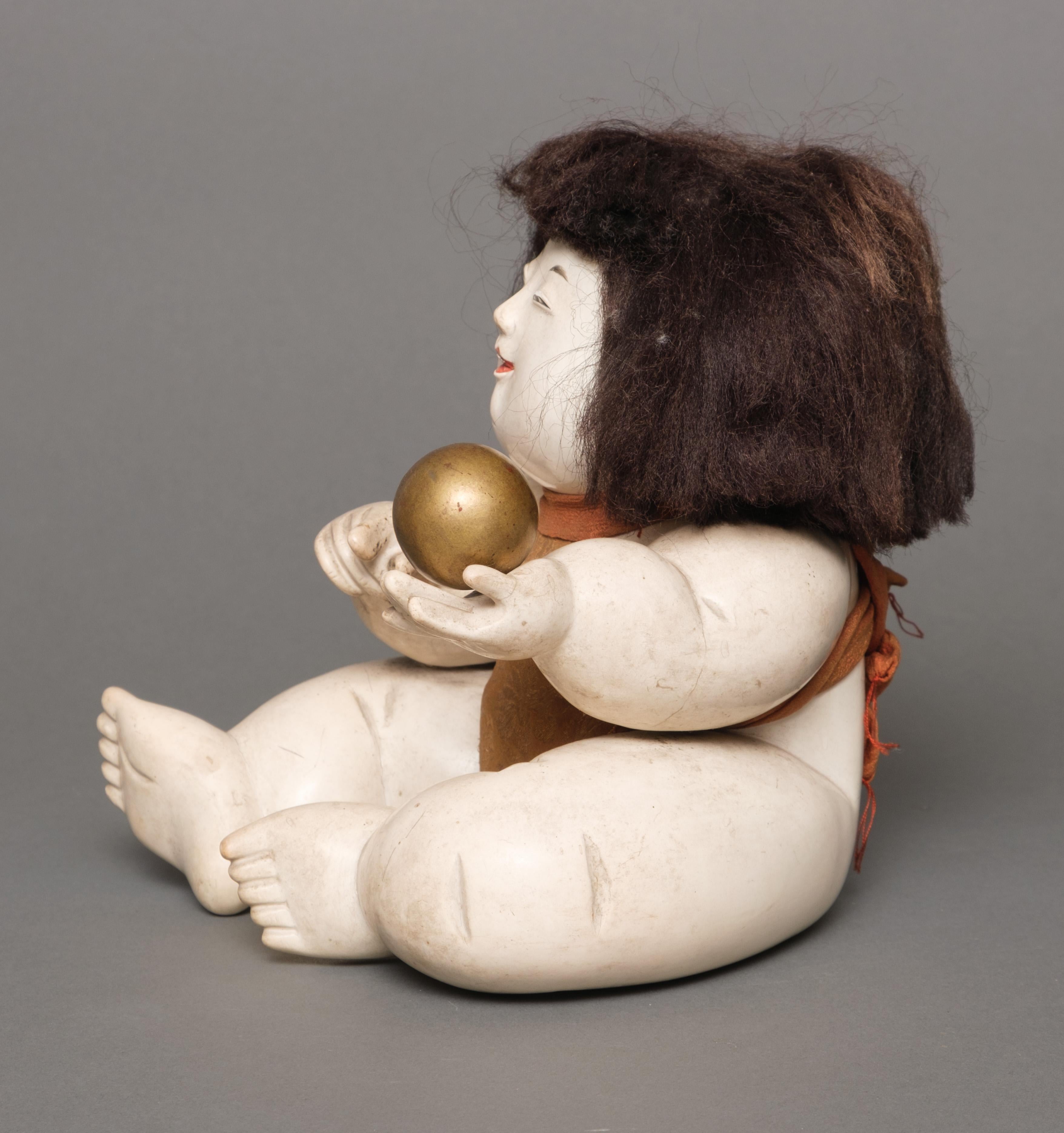 Japanische gosho'ningyô 御所人形 (Palastpuppe) aus der Edo-Zeit mit einem molligen, sitzenden Kind (19. Jahrhundert) im Angebot