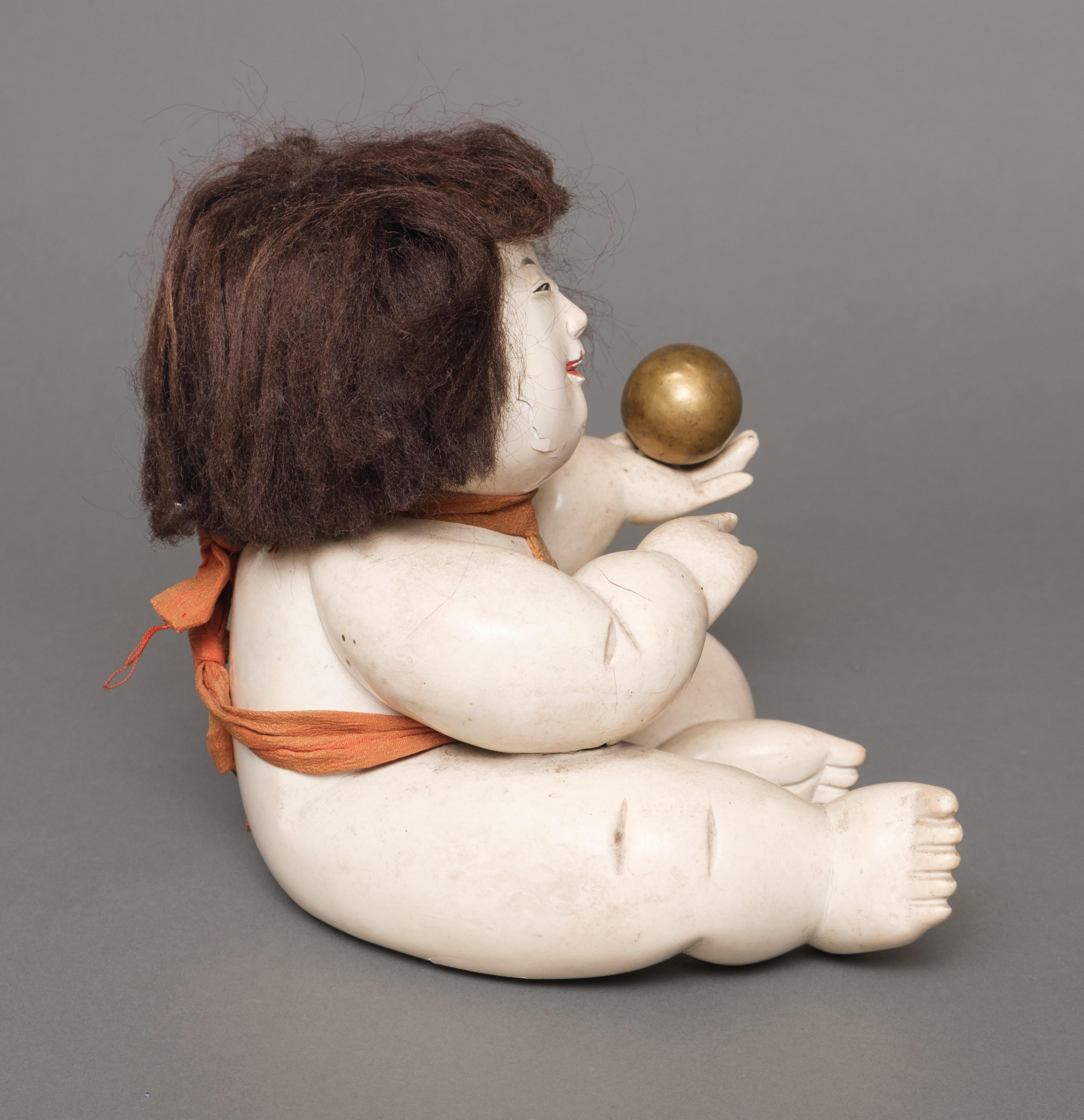 Japanische gosho'ningyô 御所人形 (Palastpuppe) aus der Edo-Zeit mit einem molligen, sitzenden Kind im Angebot 2