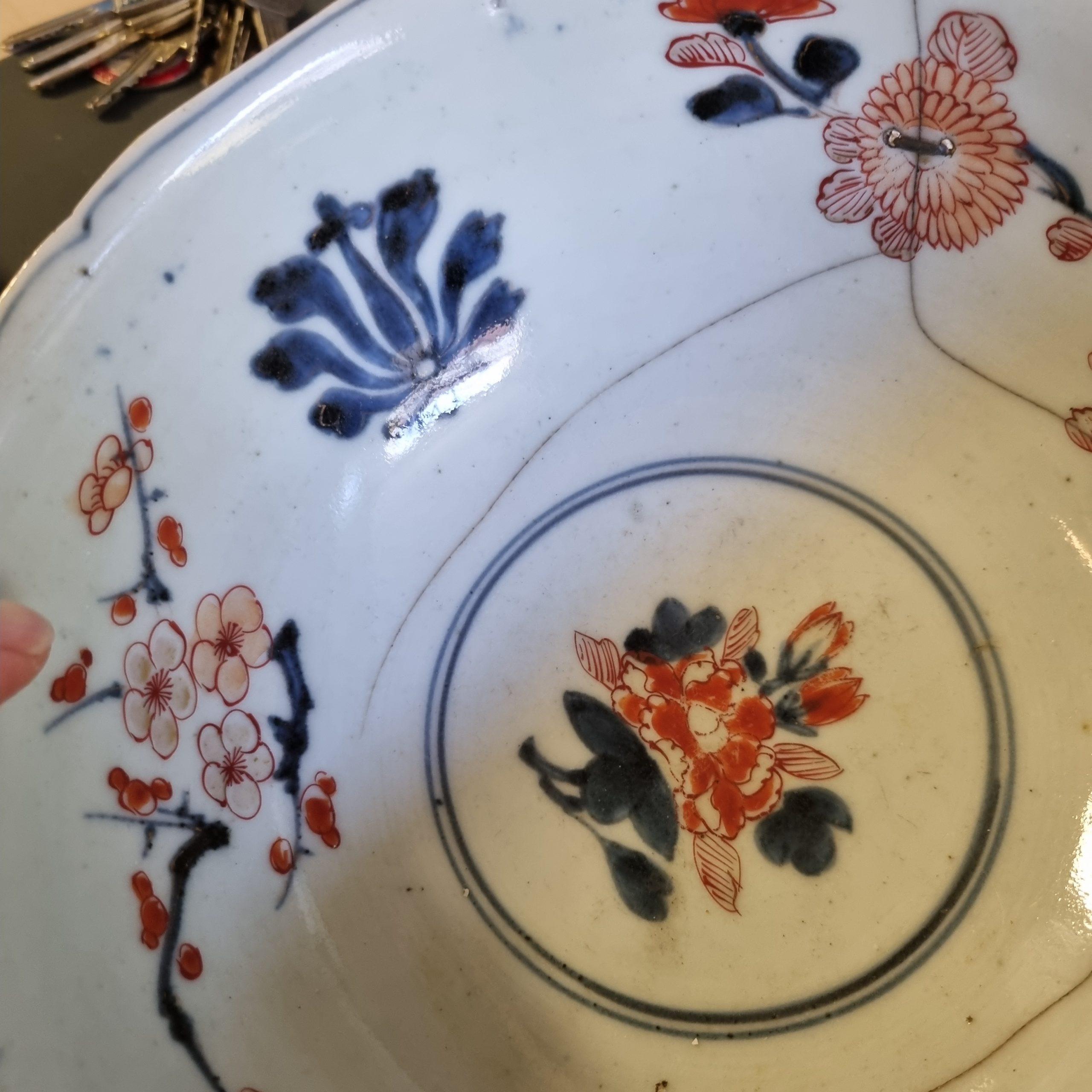 Japanische Edo-Periode Imari Porcelain Schale Japan Lotusblumen, C 1680-1700 im Zustand „Gut“ im Angebot in Amsterdam, Noord Holland