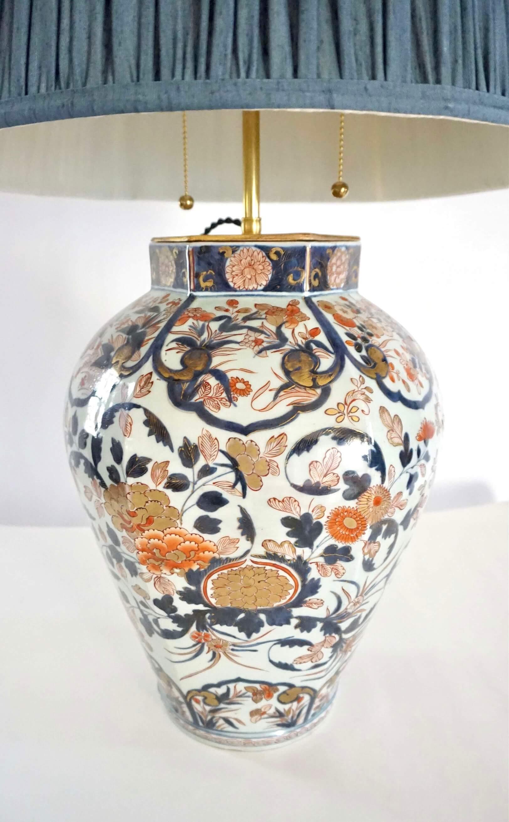 Hand-Painted Japanese Edo Period Imari Porcelain Vase and Table Lamp, circa 1700