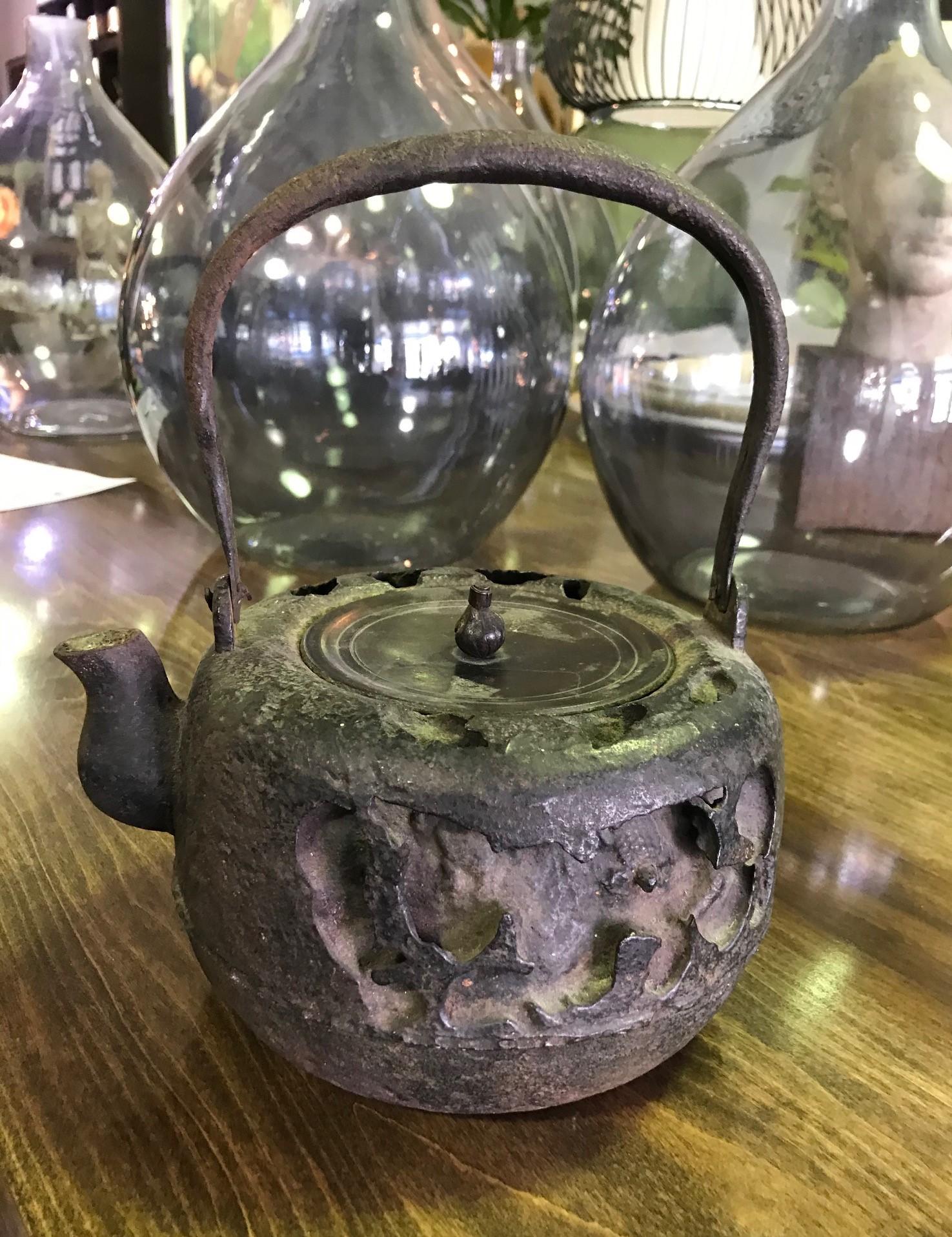 Japanese Edo Period Iron Tetsubin Tea Pot Kettle with Turtle Motif Decoration In Good Condition In Studio City, CA