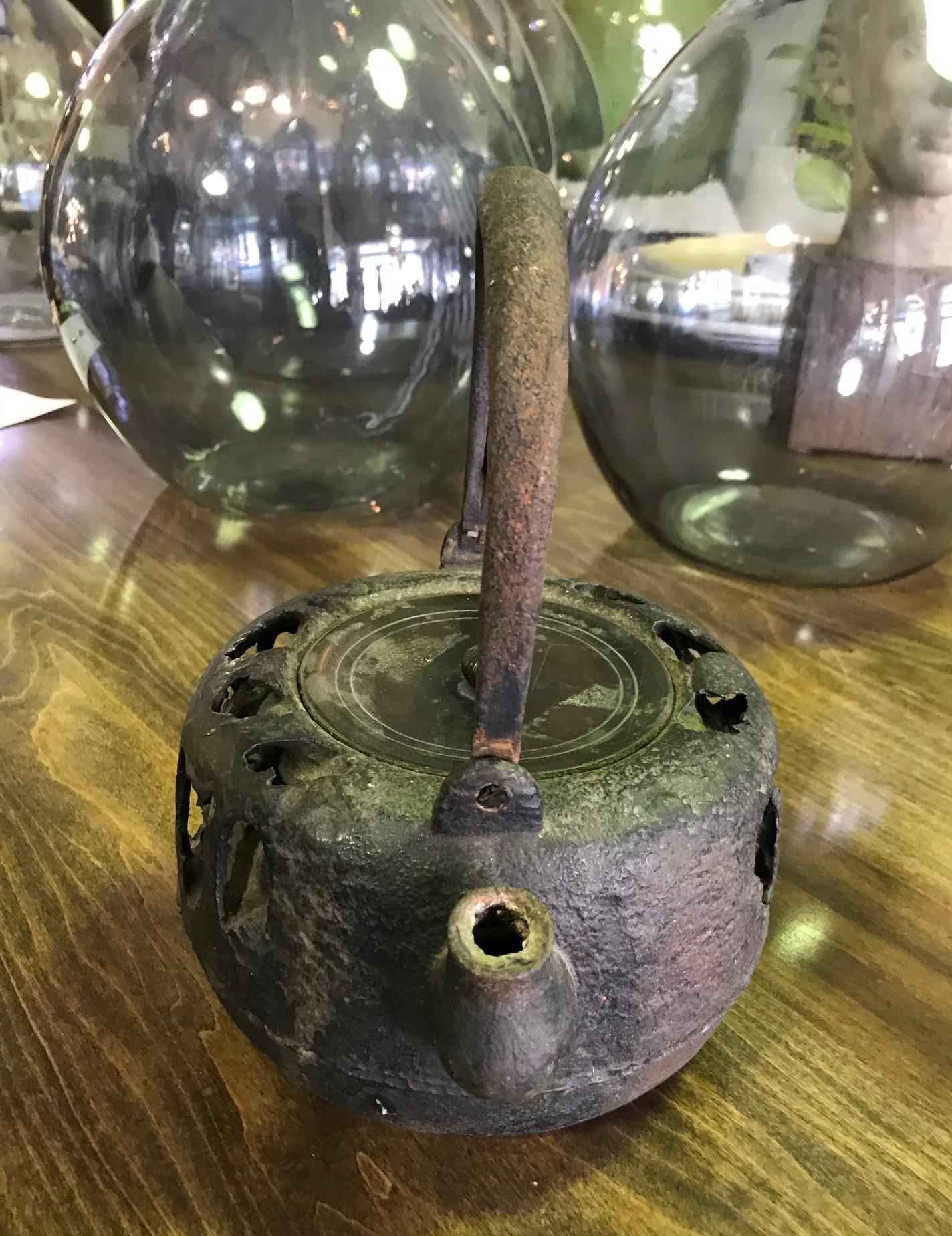 Japanese Edo Period Iron Tetsubin Tea Pot Kettle with Turtle Motif Decoration 1