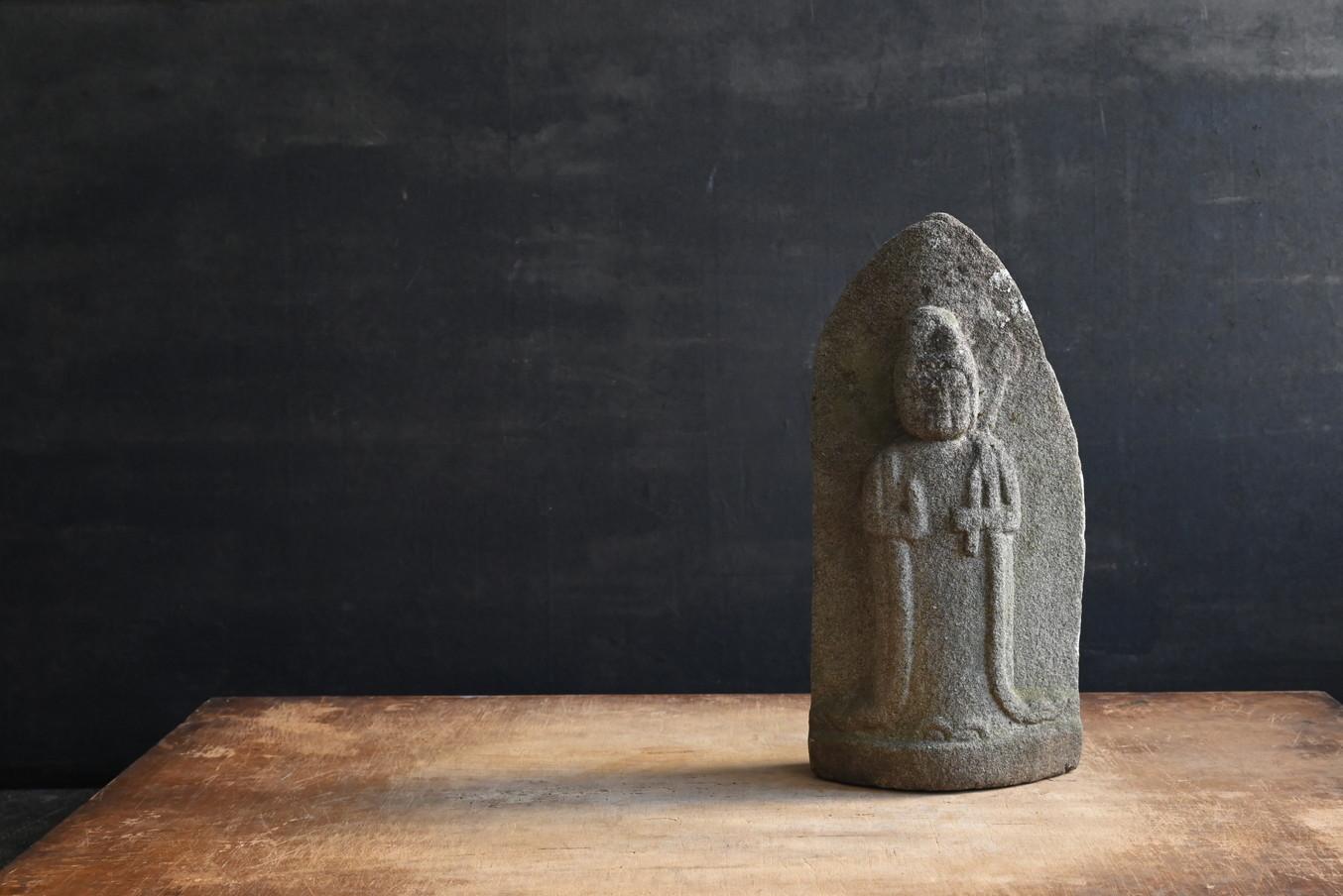 Siamo lieti di presentare un semplice Buddha in pietra di Kannon Bosatsu, realizzato in Giappone durante il periodo Edo (circa 1700-1850).

Kannon Bosatsu è conosciuto nel Buddismo come un salvatore misericordioso che salva coloro che cercano il suo