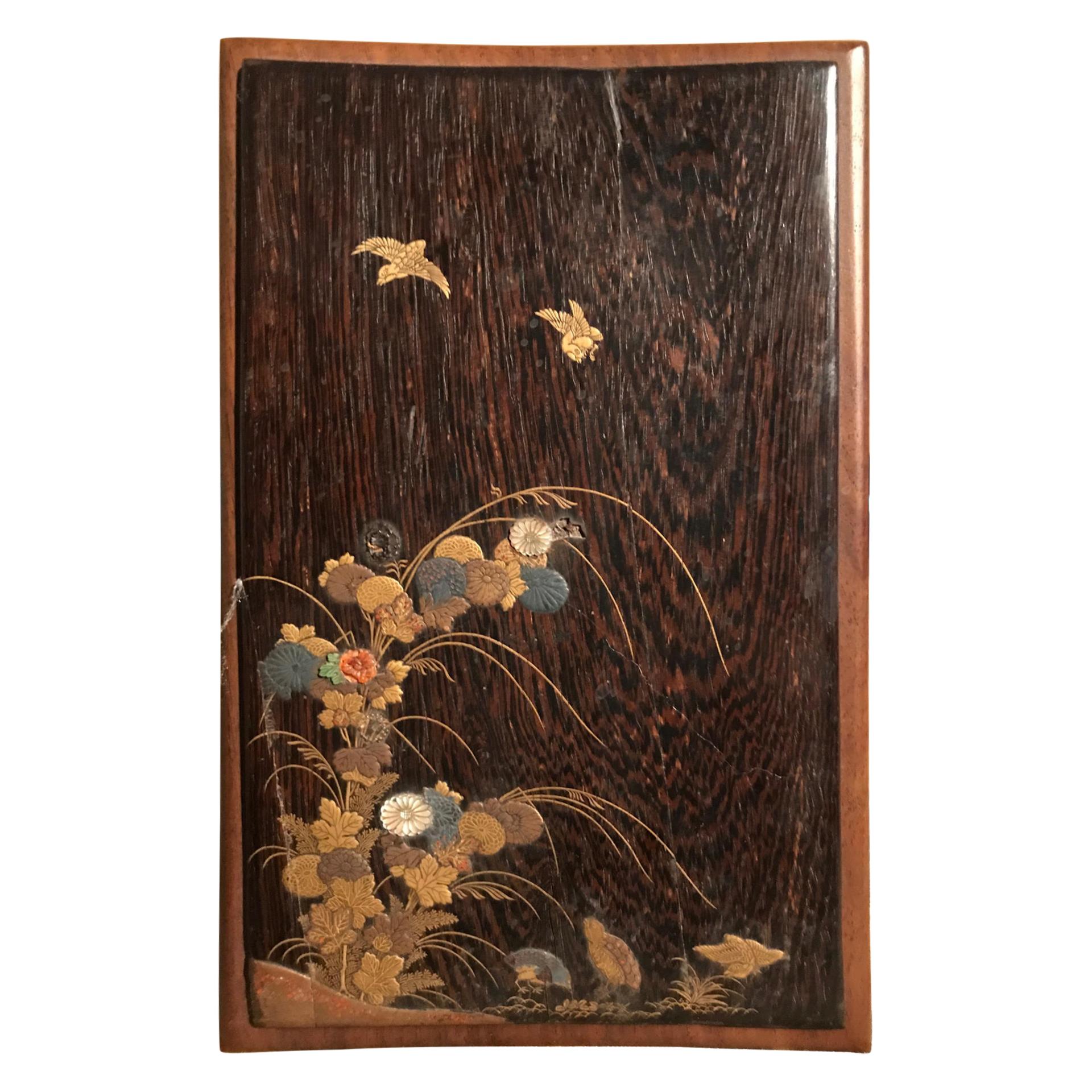 Japanisches Lackpaneel aus der japanischen Edo-Periode mit Gold-, Perlmutt- und Korallenintarsienarbeit