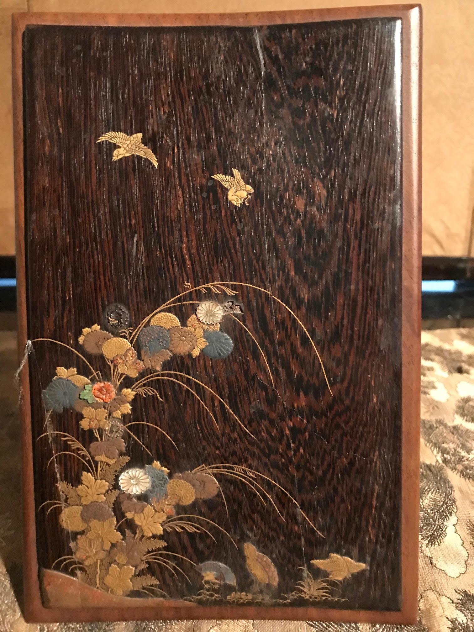 Japonais Panneau japonais d'époque Edo avec incrustation d'or, de nacre et de corail