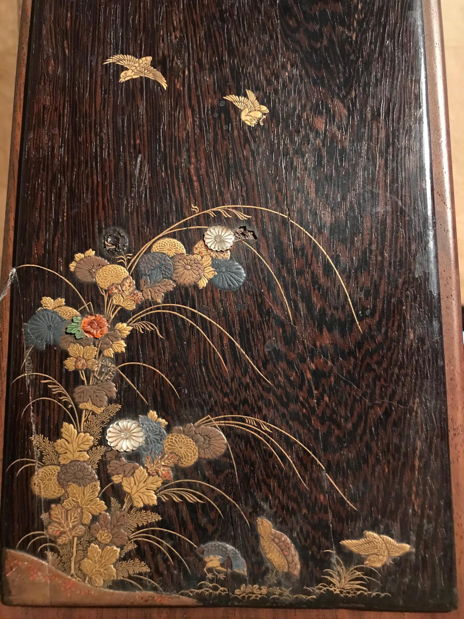 Panneau japonais d'époque Edo avec incrustation d'or, de nacre et de corail Bon état à Astoria, NY