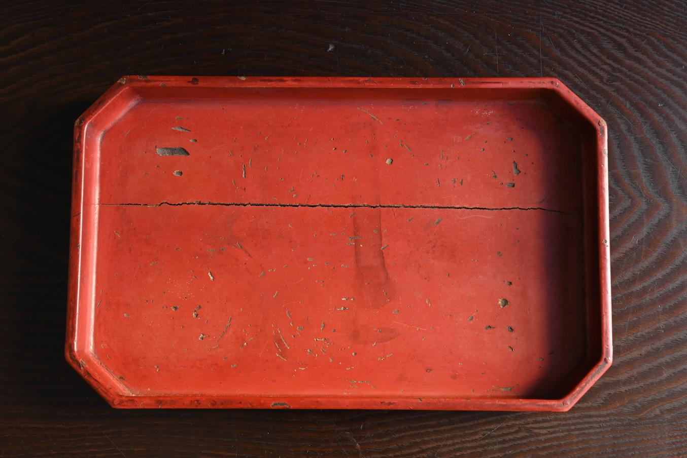 Se trata de una bandeja de madera lacada fabricada en la segunda mitad del Periodo Edo (1700-1868).
La laca negra y bermellón están bien equilibradas en el anverso y el reverso, lo que la convierte en una bandeja sencilla y bonita, sin adornos