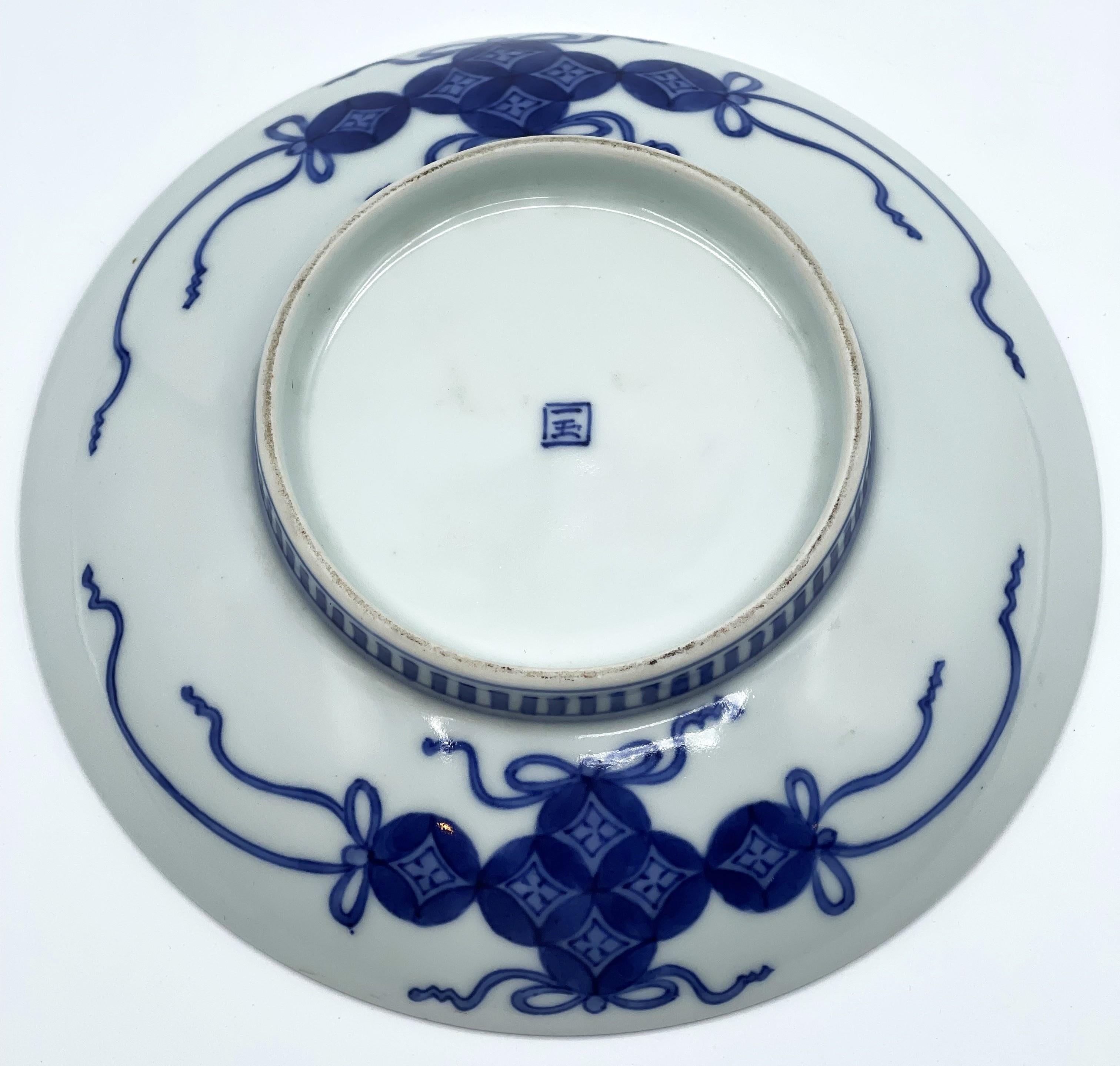 Giapponismo Piatto in porcellana giapponese del periodo Edo Nabashima con conchiglie e stemma, 1850 ca. 1850 in vendita