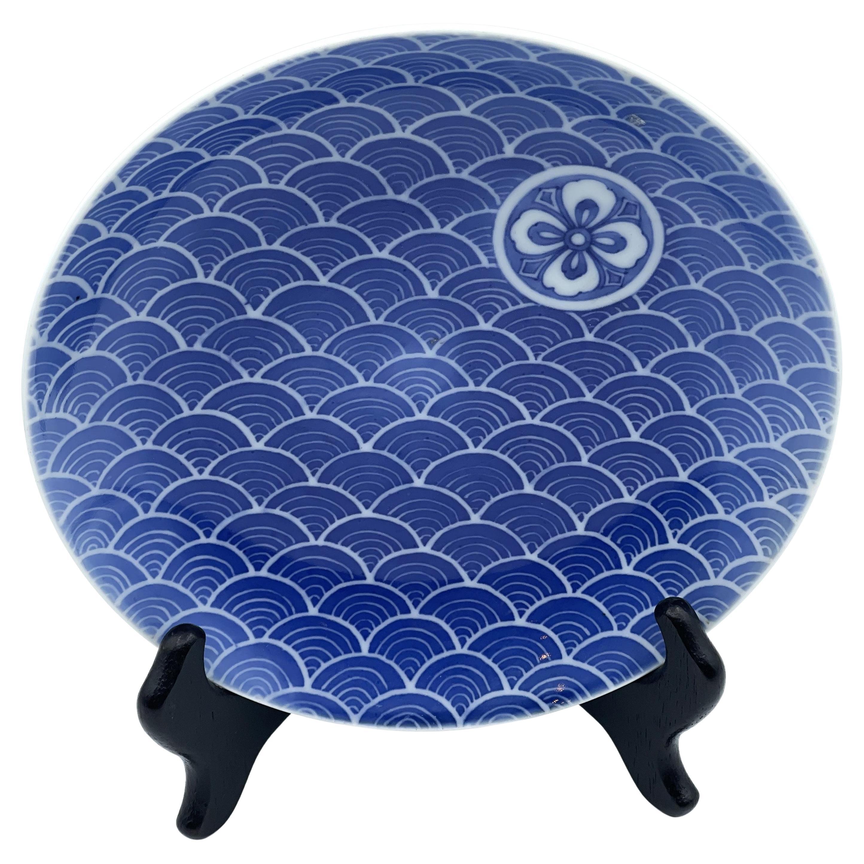 Assiette japonaise en porcelaine Nabashima de la période Edo avec coquillages et écusson, vers 1850 1850