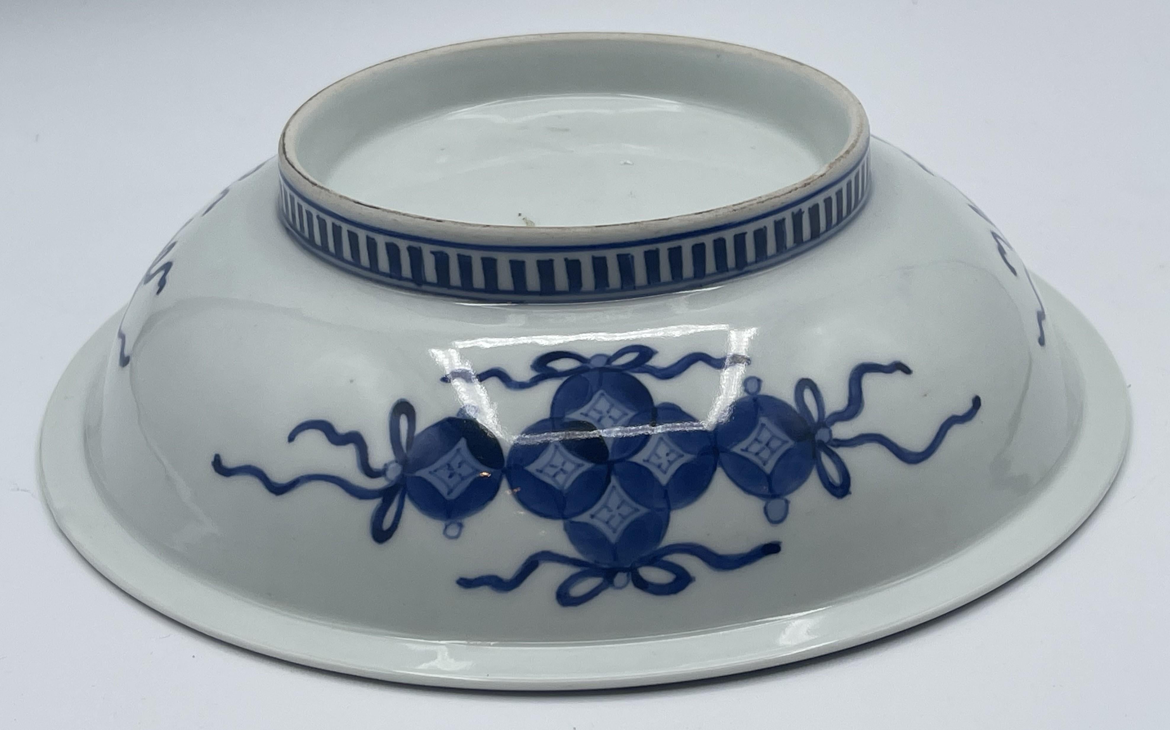 Plato Japonés de Porcelana Nabashima del Periodo Edo con Tres Botellas de Sake, Ca. 1850 Pintado en venta