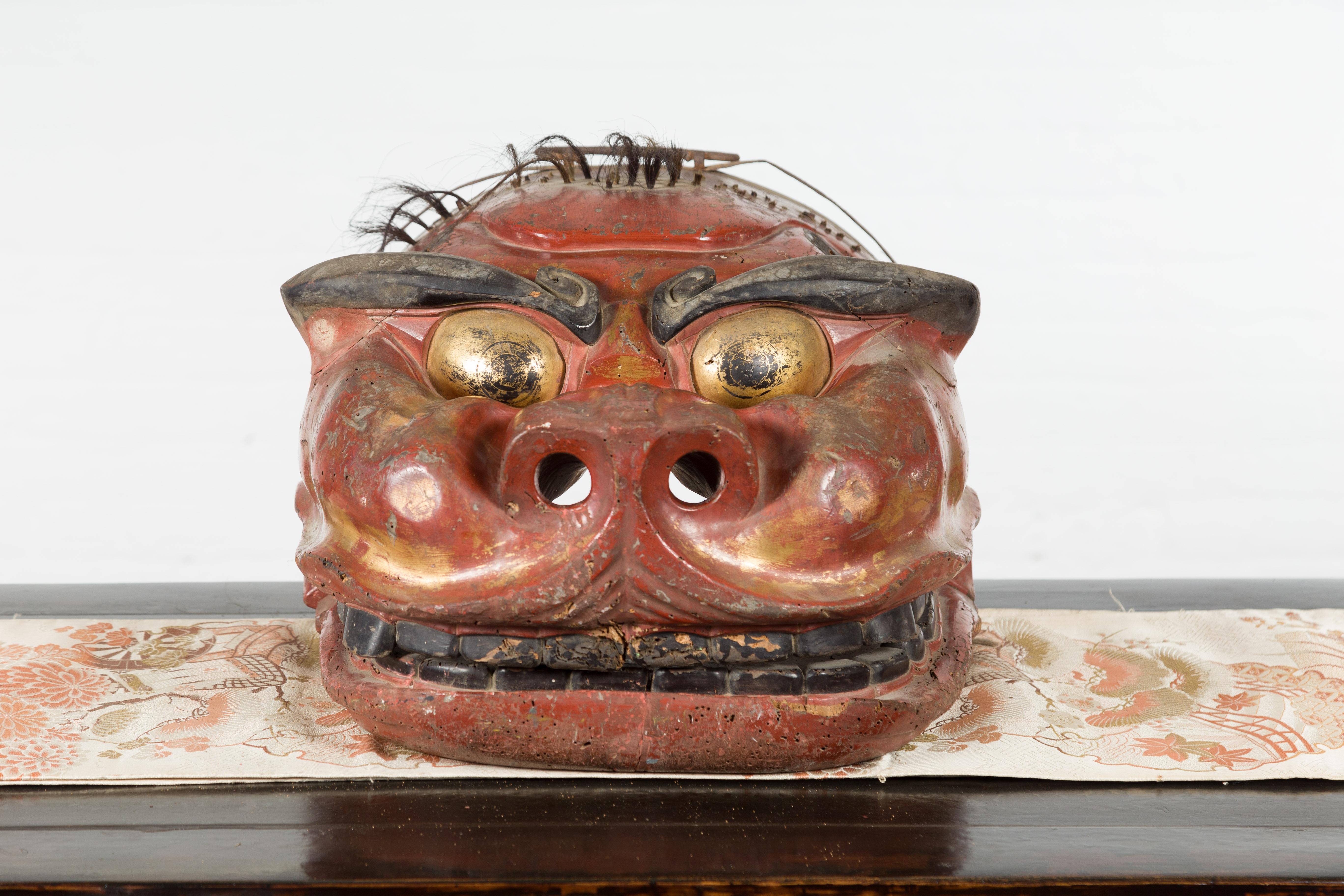 Masque de théâtre nô de la période Edo au Japon avec patine rouge, noire et dorée Bon état - En vente à Yonkers, NY