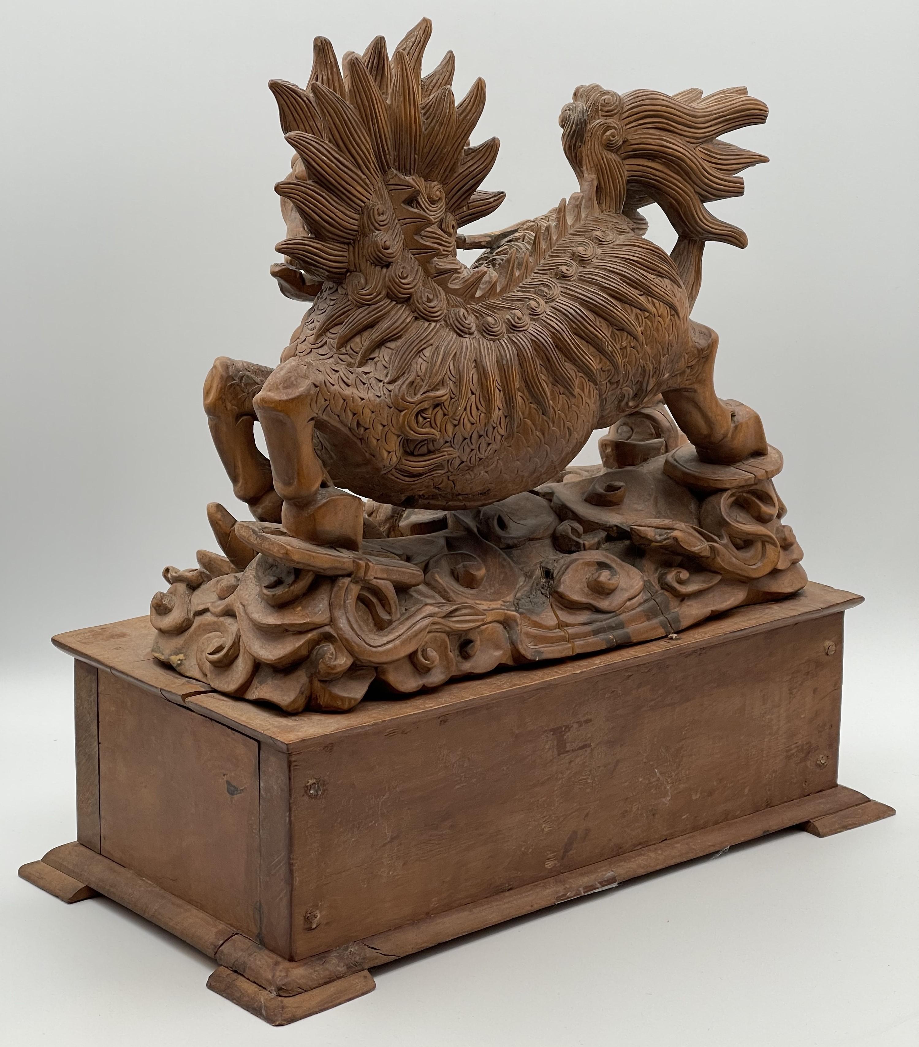 Sculpté à la main Okimono japonais de la période Edo représentant une figure mythologique de Kirin, vers 1860 1860 en vente