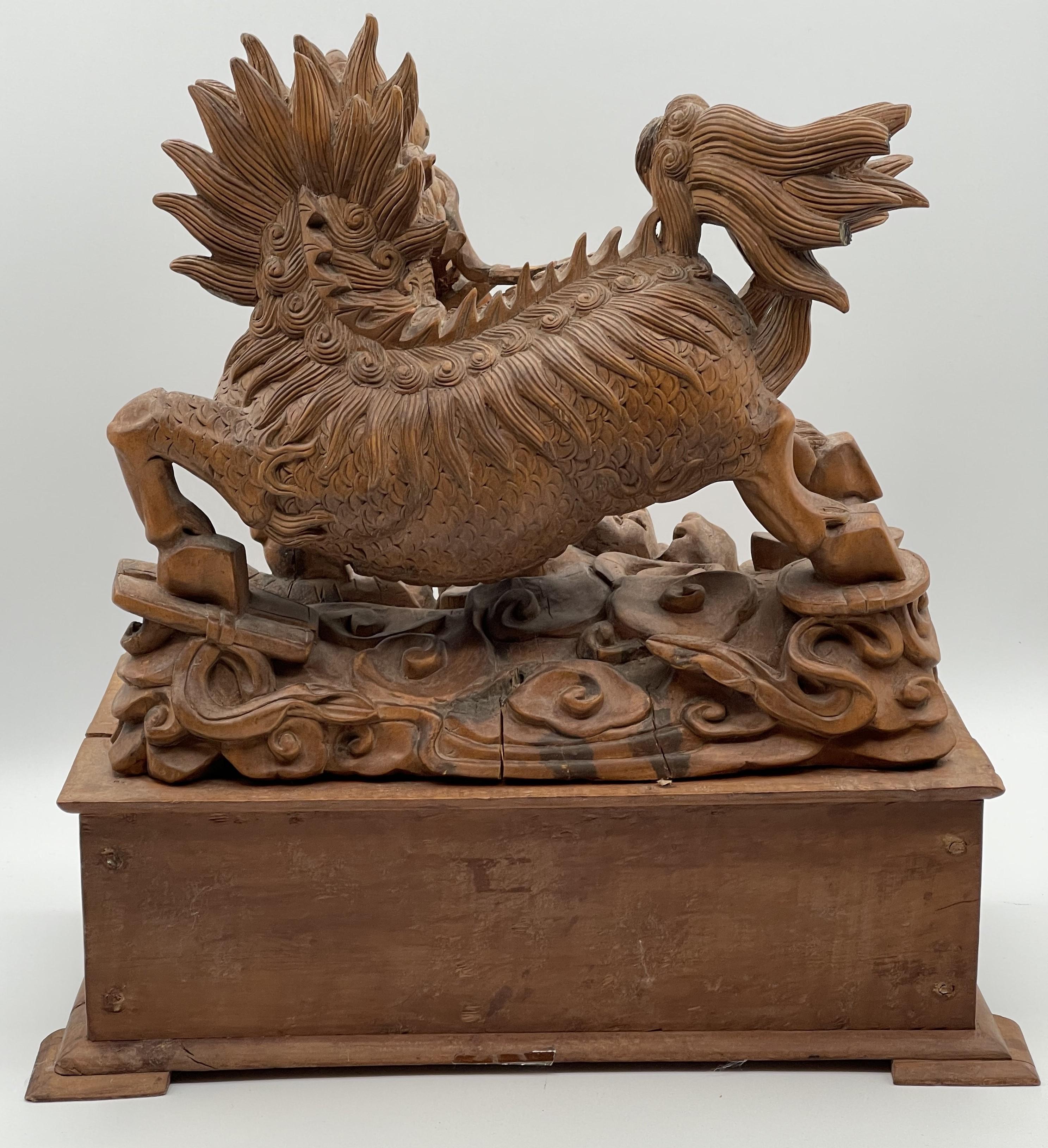 Okimono japonais de la période Edo représentant une figure mythologique de Kirin, vers 1860 1860 Bon état - En vente à New York, NY
