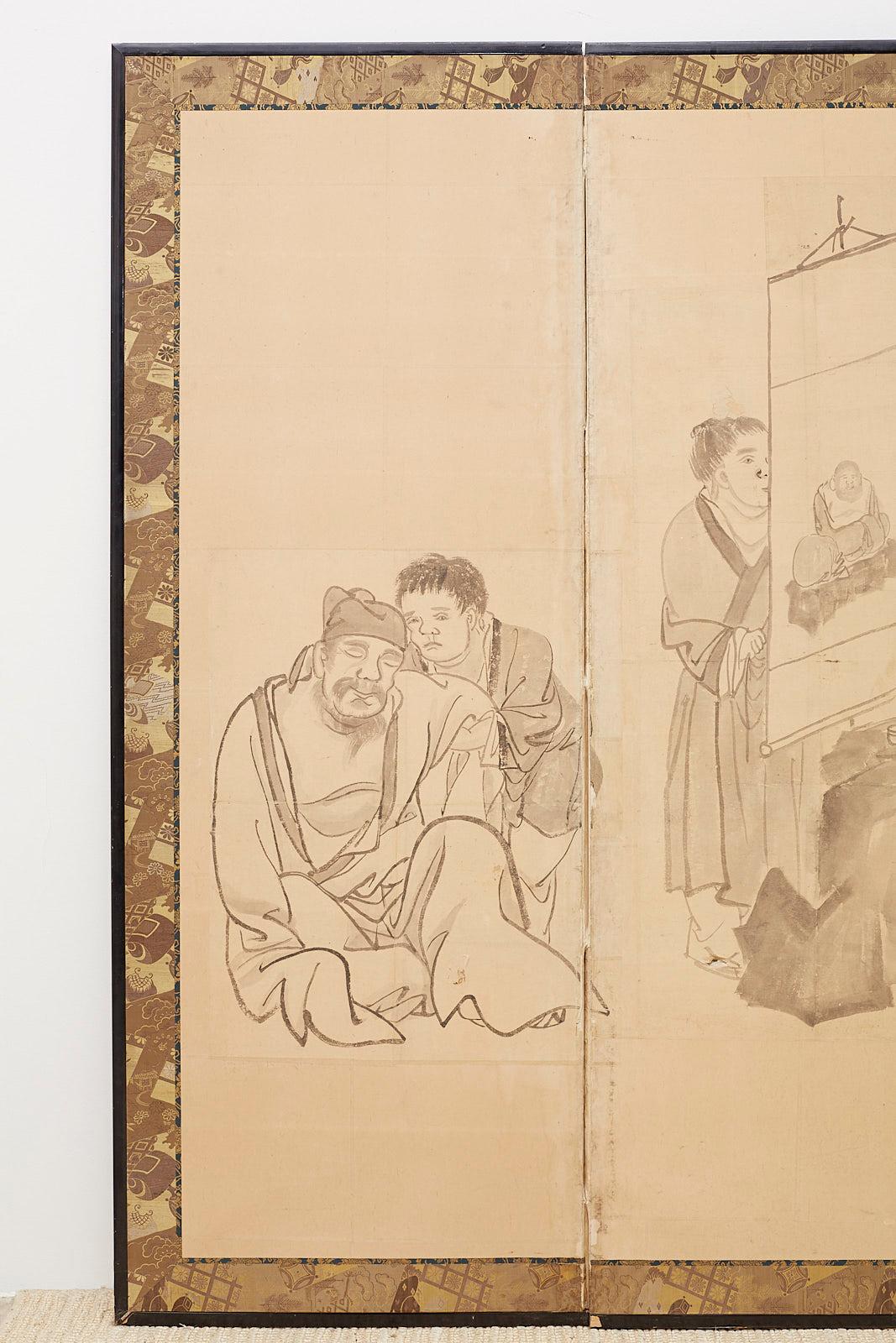 Faszinierender japanischer Paravent mit sechs Scheiben aus der späten Edo-Zeit des 19. Großformatige Darstellung chinesischer Gelehrter und Beamter, die sich gemütlich vergnügen. Tinte auf handgeschöpftem, strukturiertem Papier im Stil der