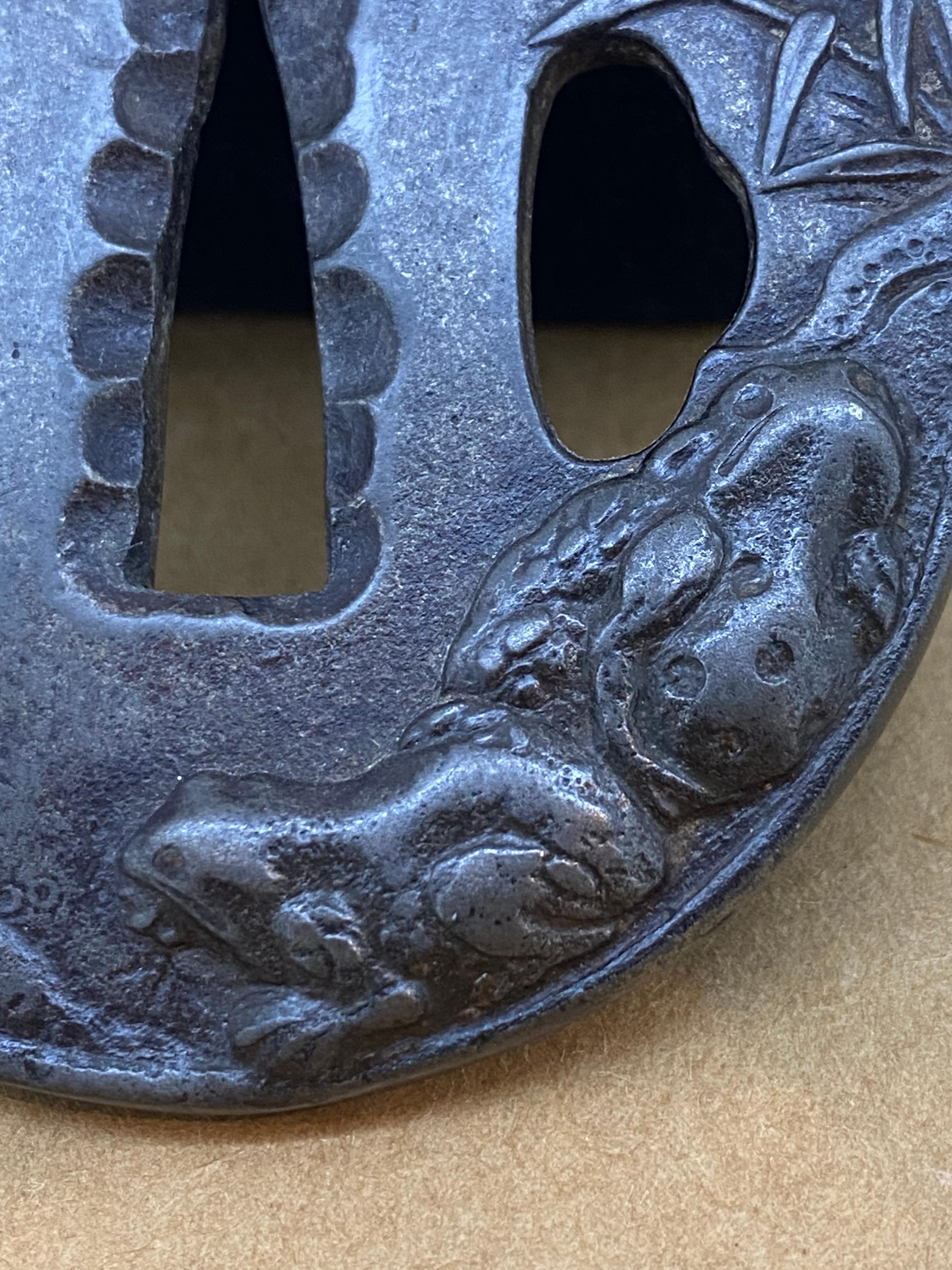 Épée de fer Tsuba (garde) japonaise de la période Edo XVIIc. Bambou et grenouilles Excellent état - En vente à MELBOURNE, AU
