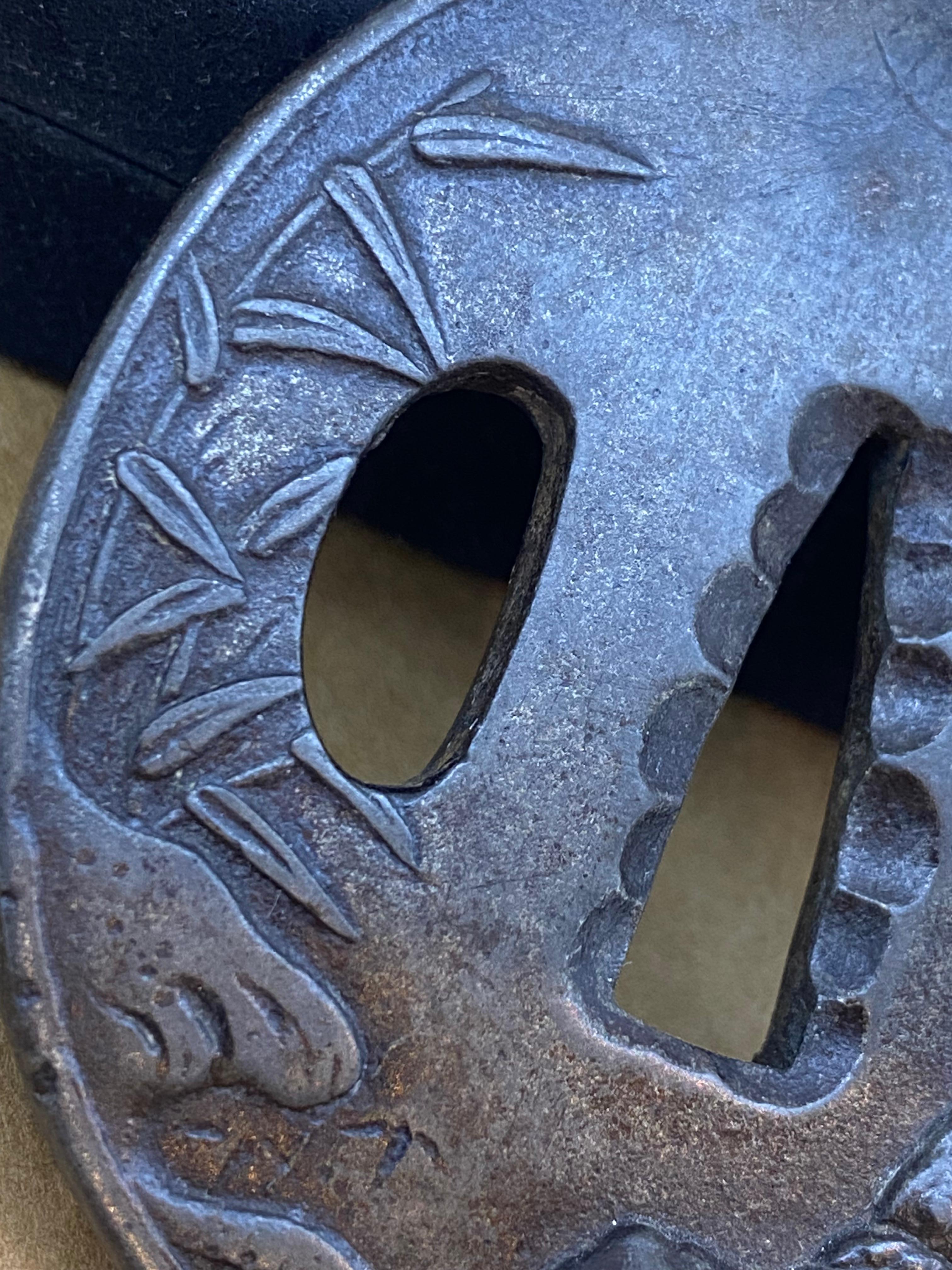 Épée de fer Tsuba (garde) japonaise de la période Edo XVIIc. Bambou et grenouilles Unisexe en vente