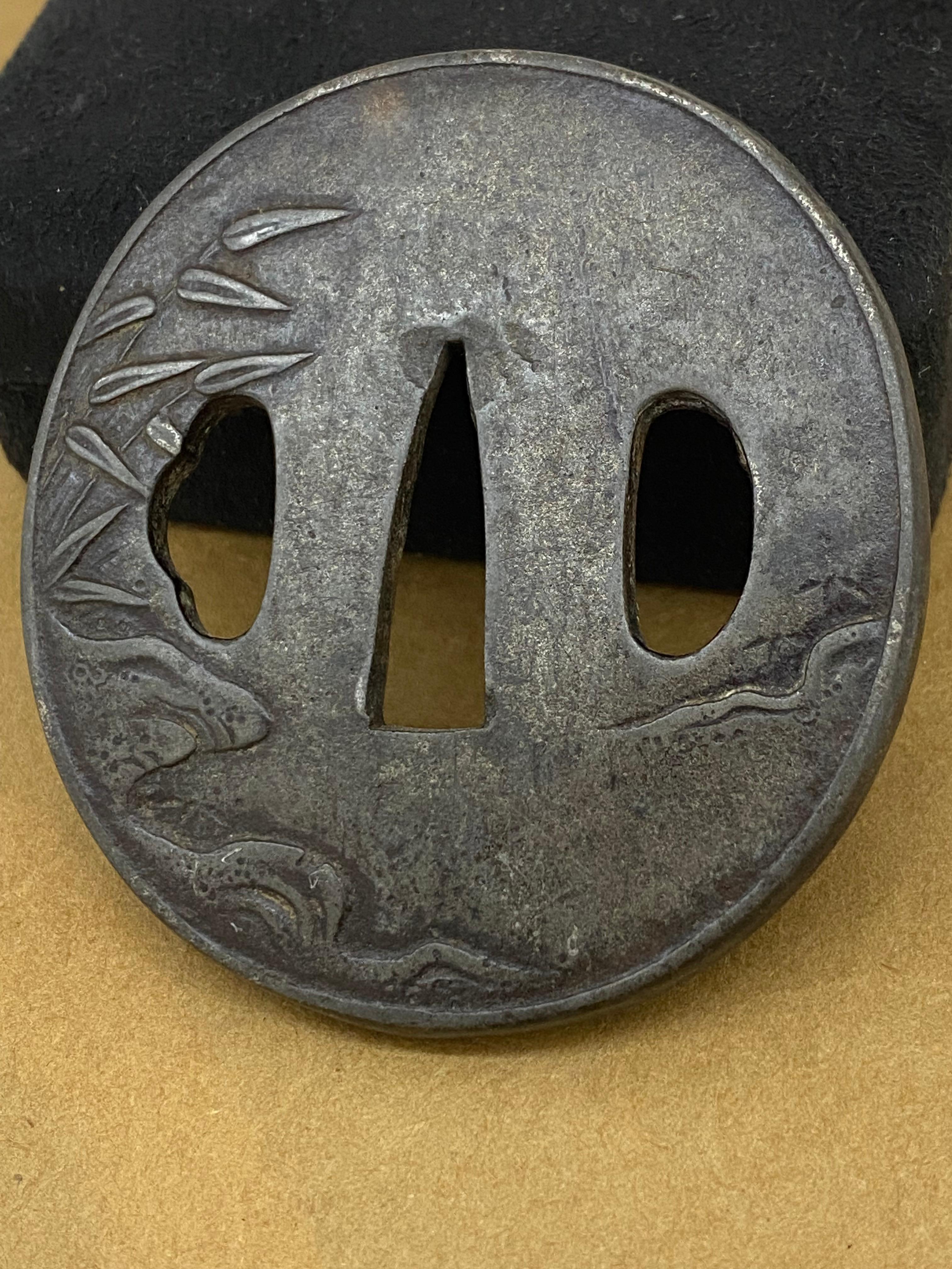 Épée de fer Tsuba (garde) japonaise de la période Edo XVIIc. Bambou et grenouilles en vente 1