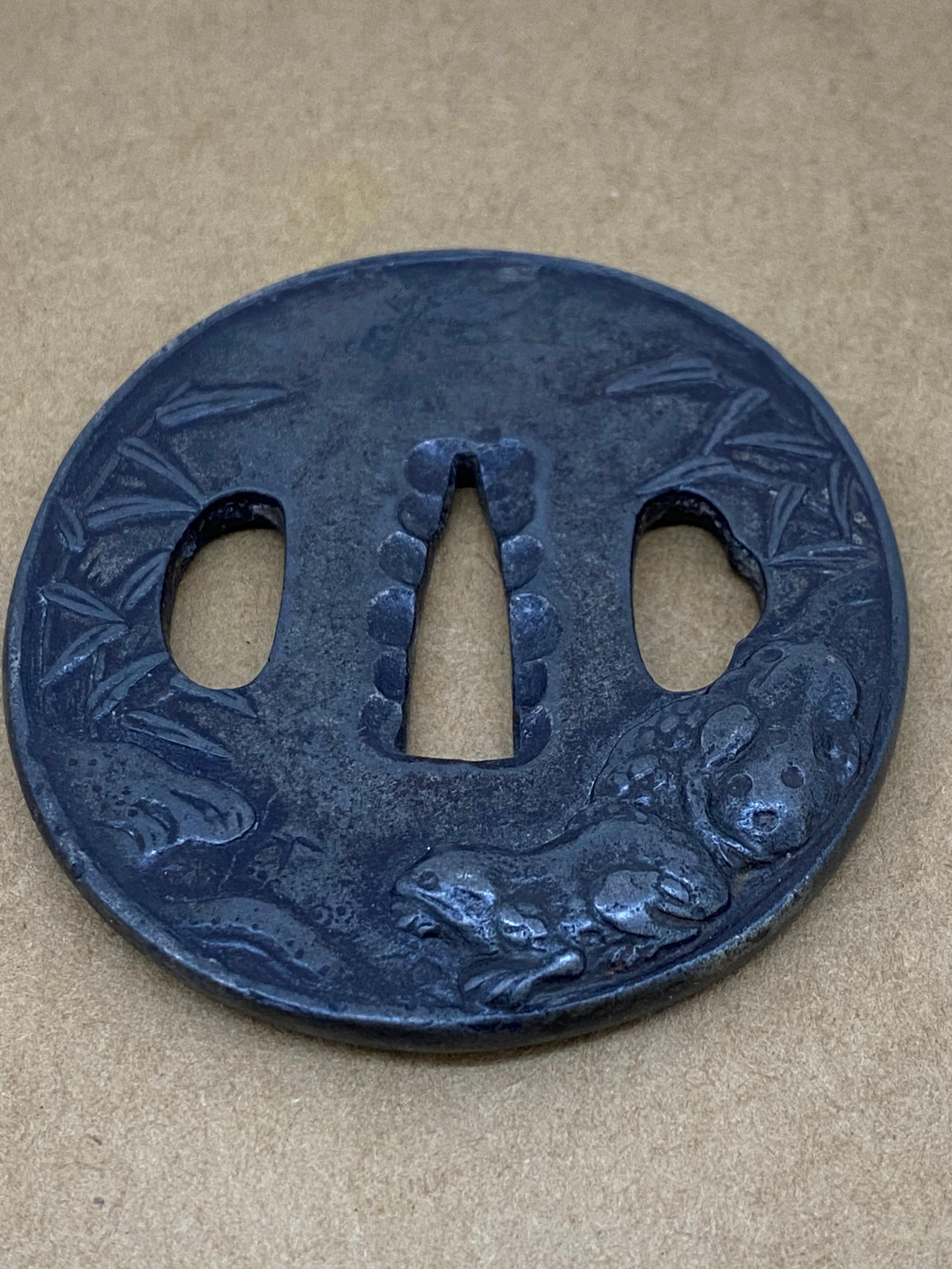 Épée de fer Tsuba (garde) japonaise de la période Edo XVIIc. Bambou et grenouilles en vente 2