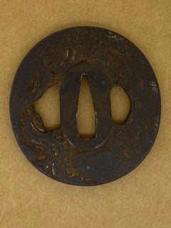 Espada Tsuba (Guardia) japonesa del Periodo Edo XVIIc. Hierro y reflejos dorados.