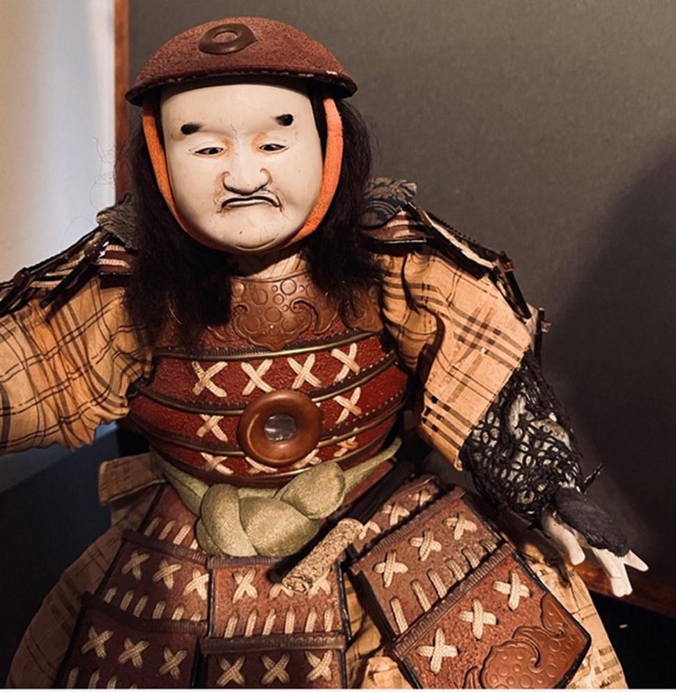 Japanese Edo Period Yoshitsune and Bannerman Warrior Musha Ningyô, Ca. 1800 In Good Condition For Sale In New York, NY