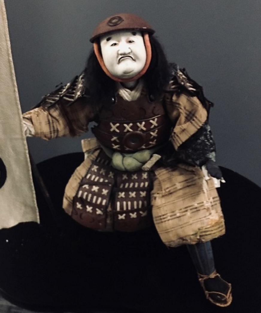 Japanese Edo Period Yoshitsune and Bannerman Warrior Musha Ningyô, Ca. 1800 For Sale 1
