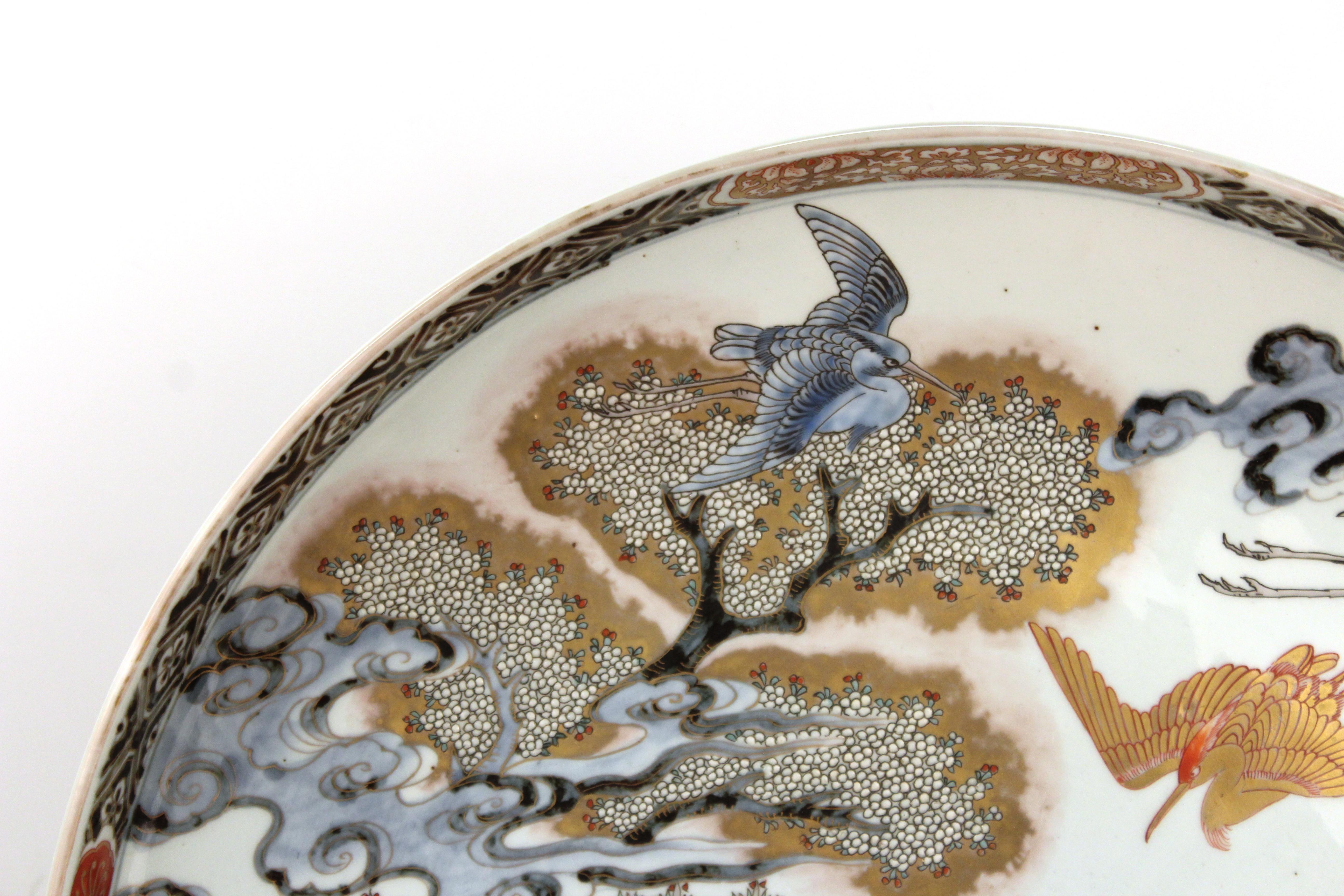 Japanese Meiji Porcelain Charger with Fish Theme In Good Condition For Sale In New York, NY