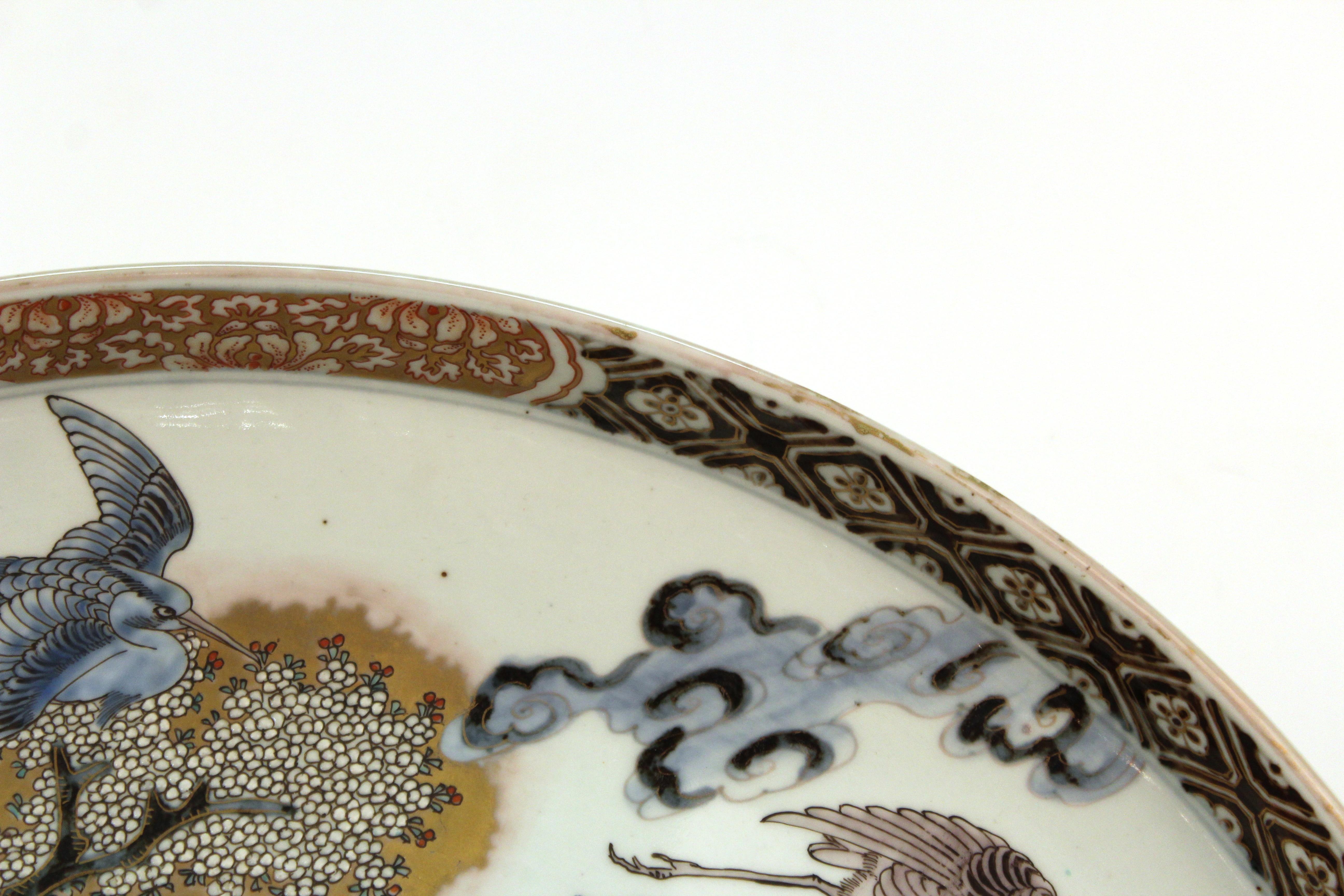 Japanese Meiji Porcelain Charger with Fish Theme For Sale 3