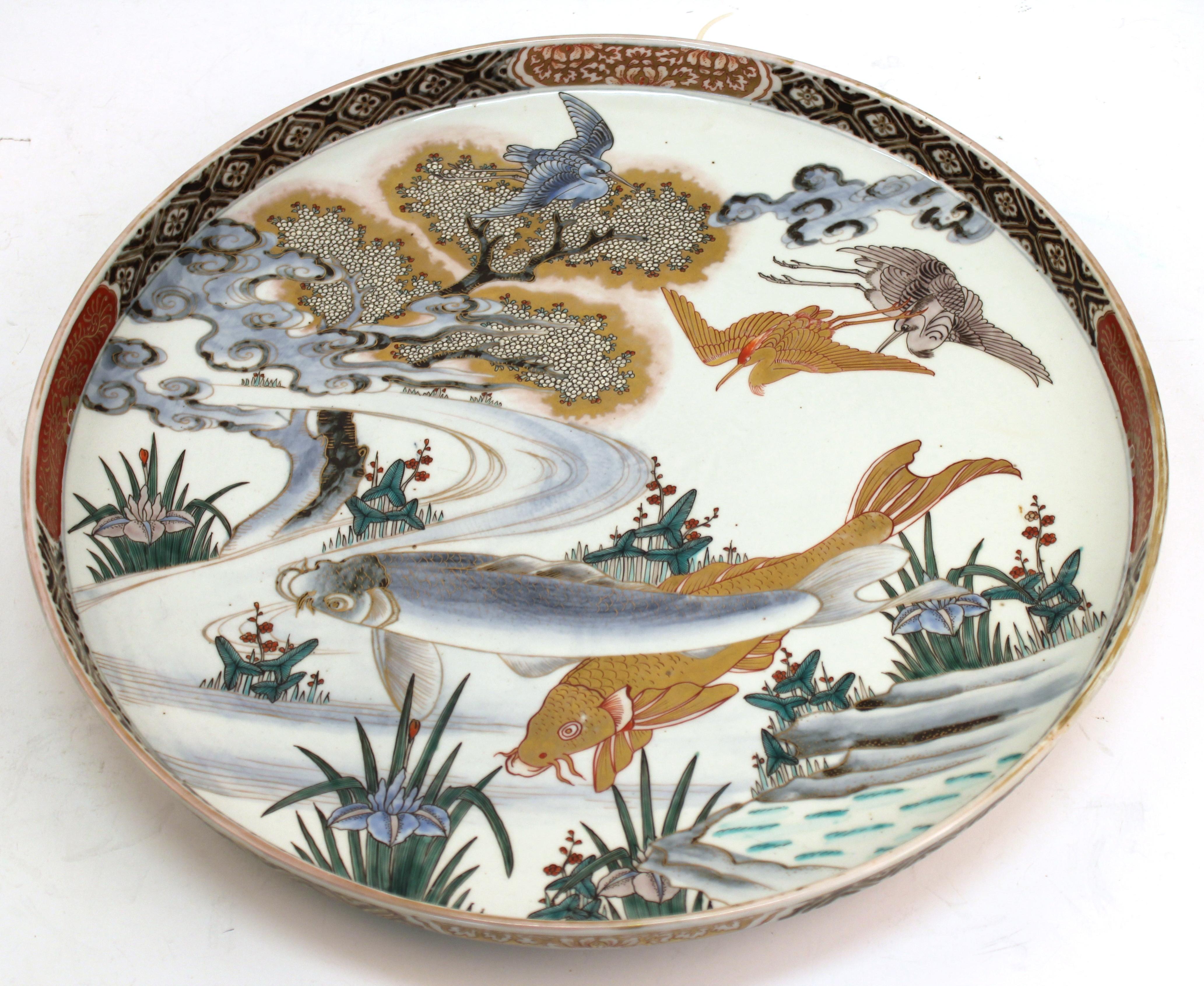 Japanese Meiji Porcelain Charger with Fish Theme For Sale 4