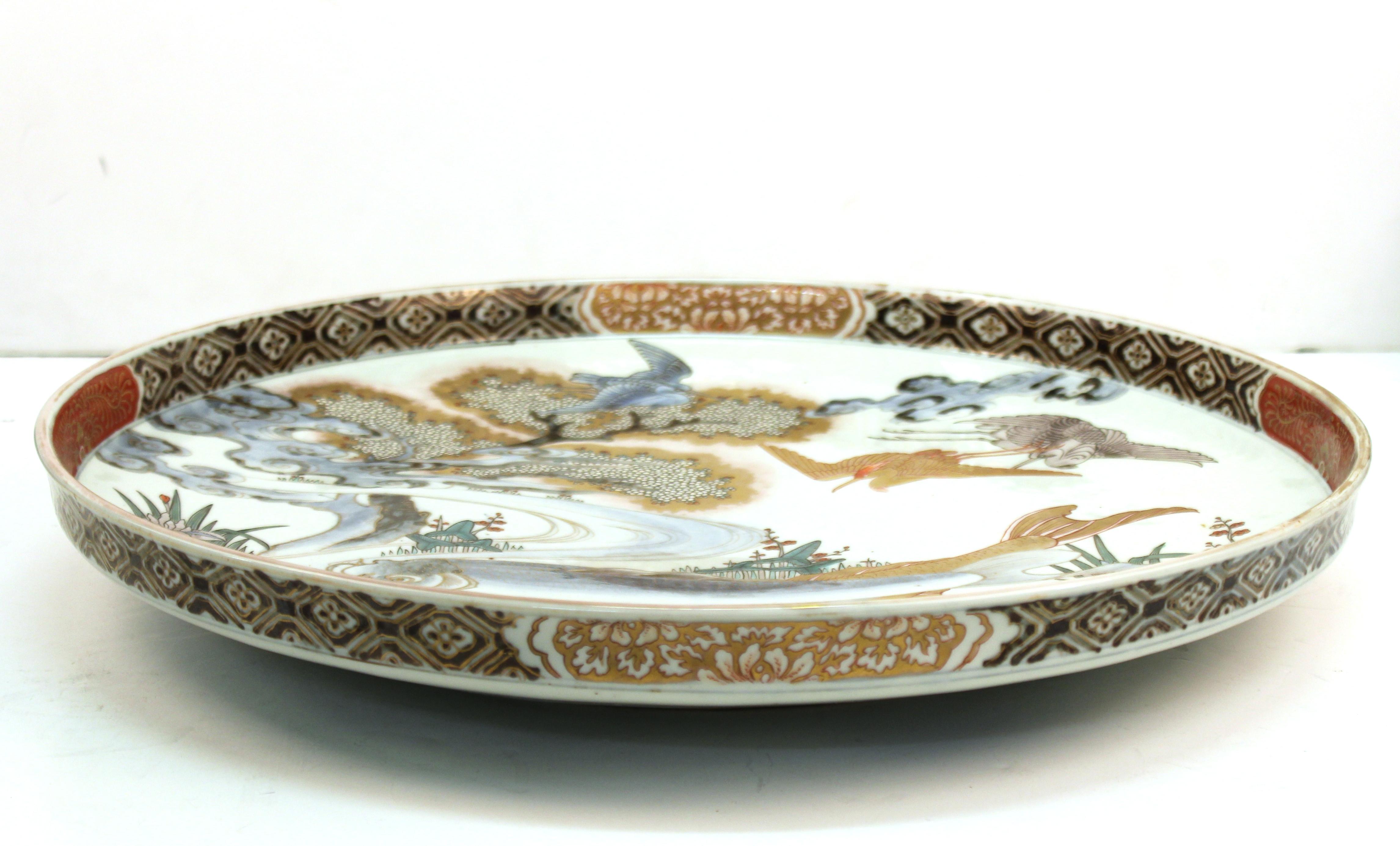 Japanese Meiji Porcelain Charger with Fish Theme For Sale 5